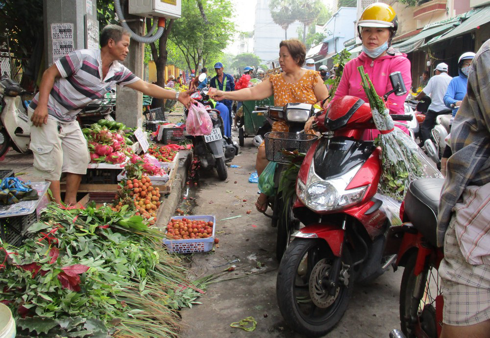 Chen chân mua đồ cúng Tết Đoan Ngọ - Ảnh 1.