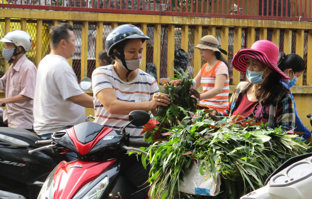 Chen chân mua đồ cúng Tết Đoan Ngọ - Ảnh 2.