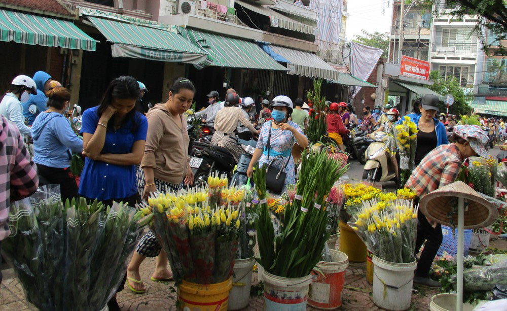 Chen chân mua đồ cúng Tết Đoan Ngọ - Ảnh 3.