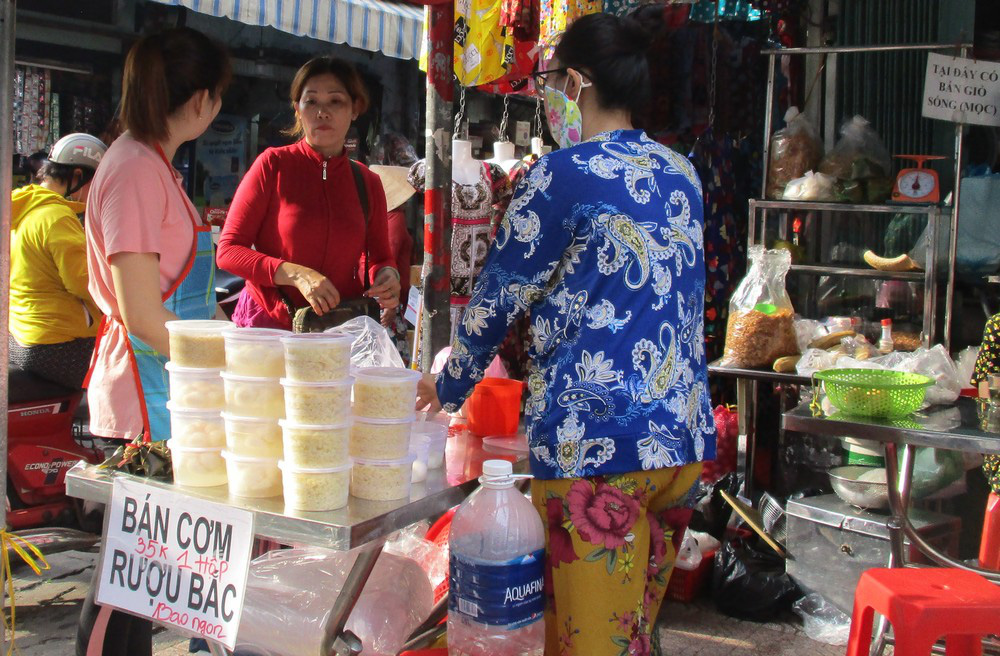 Chen chân mua đồ cúng Tết Đoan Ngọ - Ảnh 5.