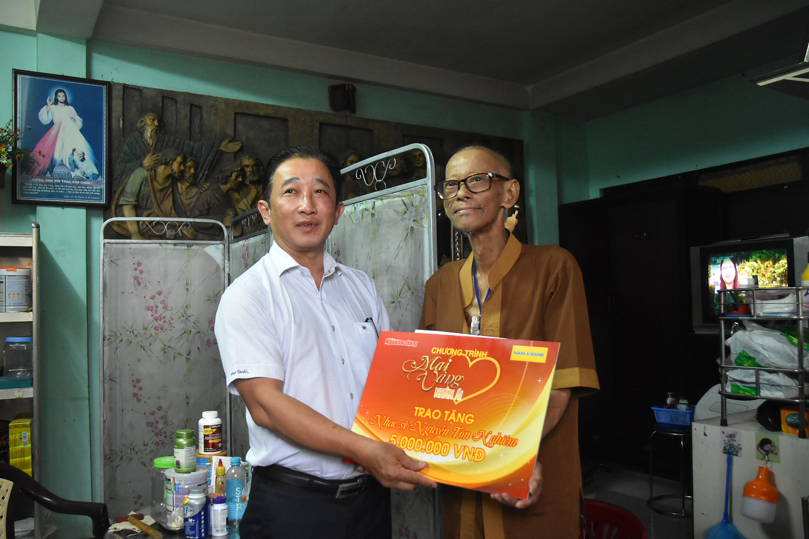 A instituição de caridade Mai Vang visita o músico Nguyen Ton Nghiem e o artista marcial Thanh The - Foto 1. Mai Vàng nhân ái thăm nhạc sĩ Nguyễn Tôn Nghiêm và đào võ Thanh Thế - Ảnh 1.