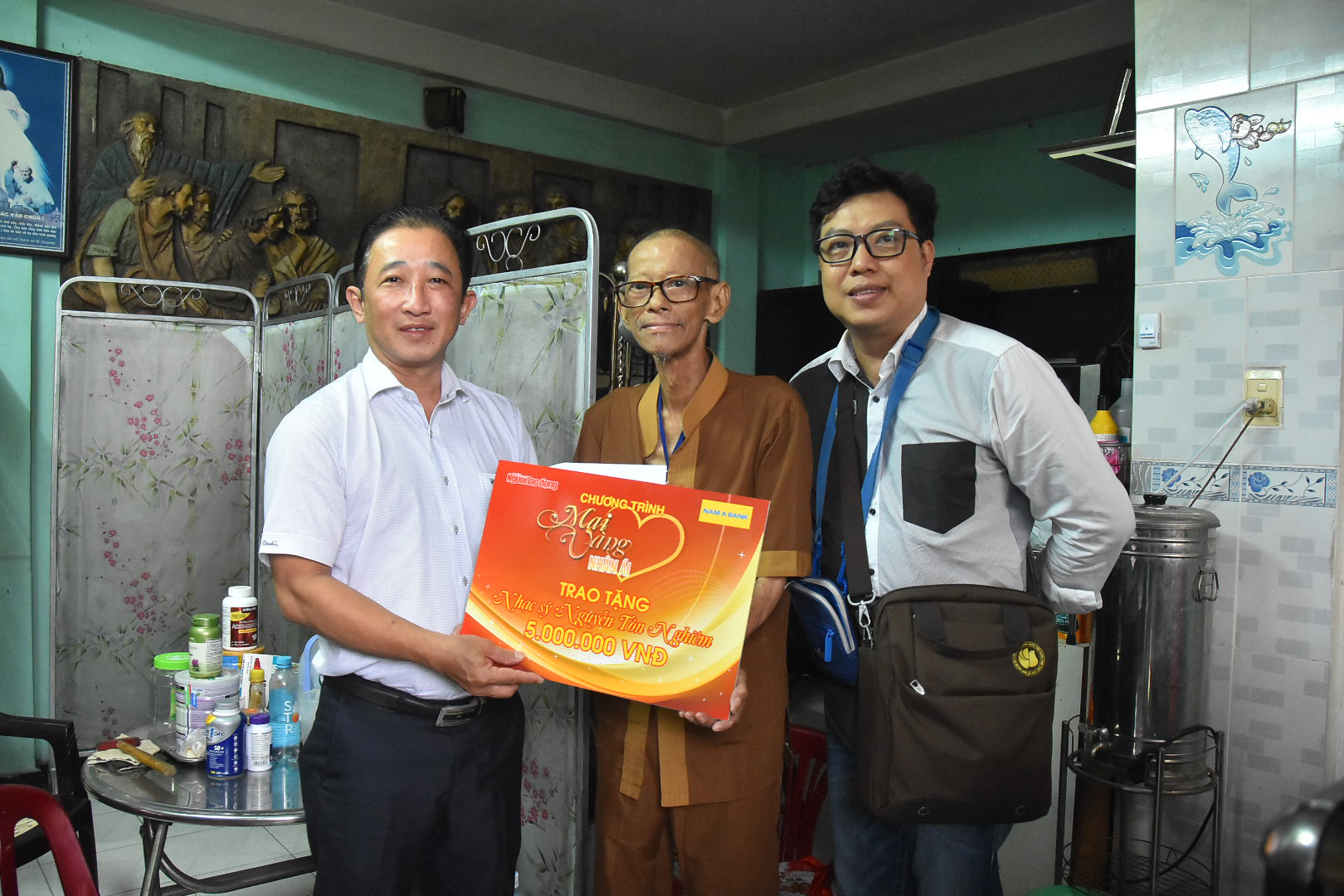 A instituição de caridade Mai Vang visita o músico Nguyen Ton Nghiem e o artista marcial Thanh The - Foto 3. Mai Vàng nhân ái thăm nhạc sĩ Nguyễn Tôn Nghiêm và đào võ Thanh Thế - Ảnh 3.