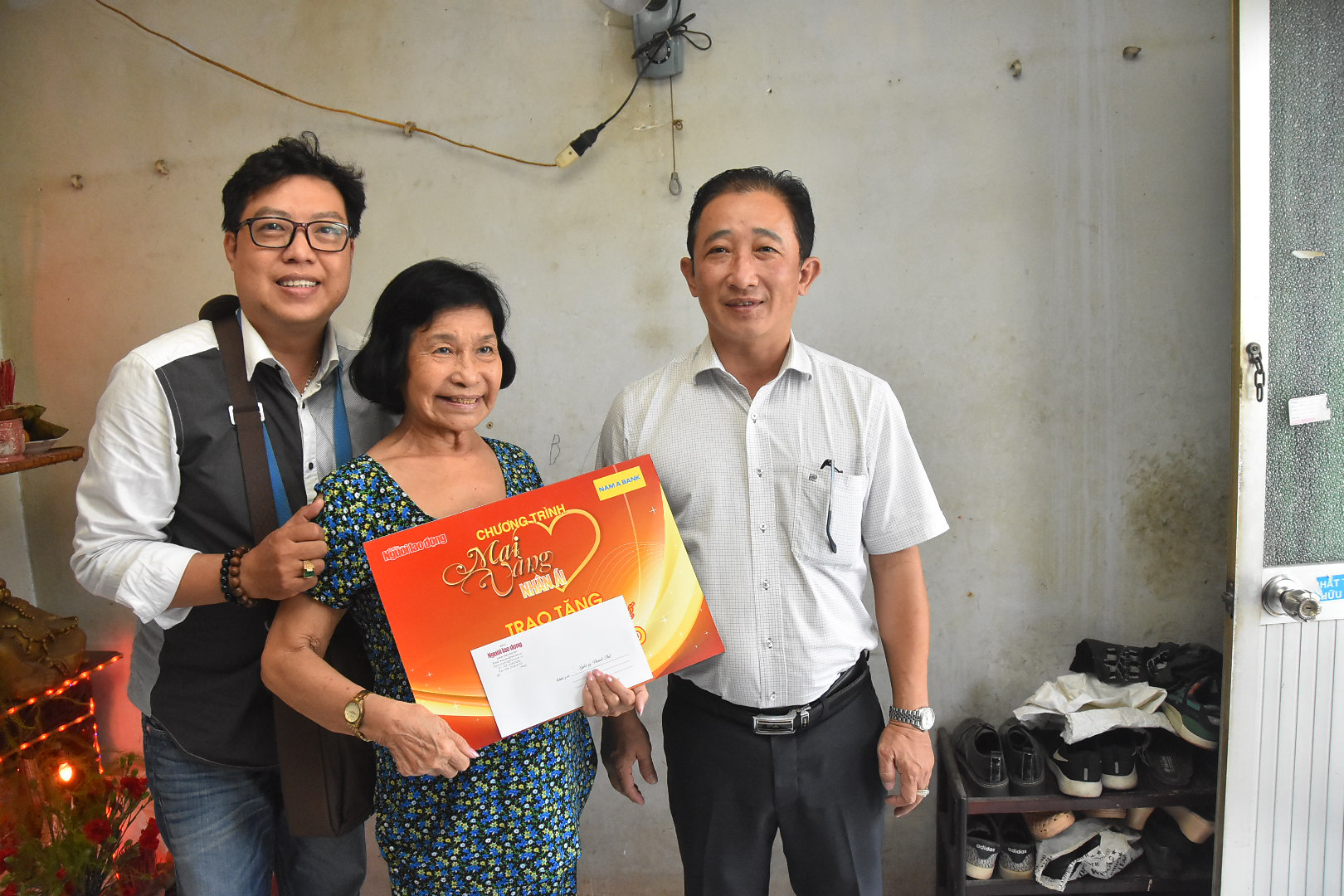 A instituição de caridade Mai Vang visita o músico Nguyen Ton Nghiem e o artista marcial Thanh The - Foto 4. Mai Vàng nhân ái thăm nhạc sĩ Nguyễn Tôn Nghiêm và đào võ Thanh Thế - Ảnh 4.