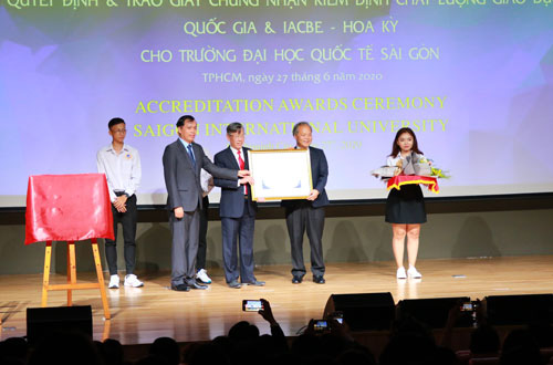 Trường đại học đầu tiên của Việt Nam đạt kiểm định IACBE - Ảnh 1.