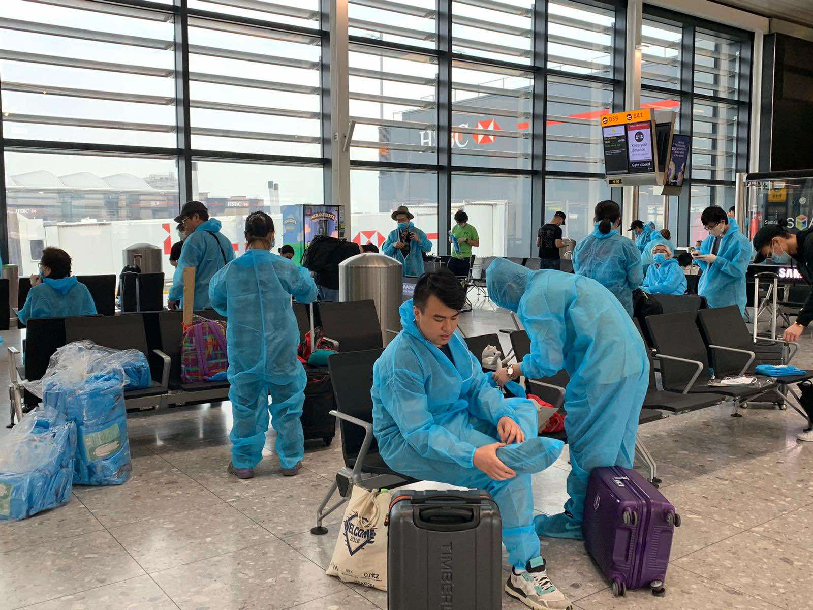 Gần 340 người Việt từ Anh về nước tại sân bay Tân Sơn Nhất - Ảnh 6.