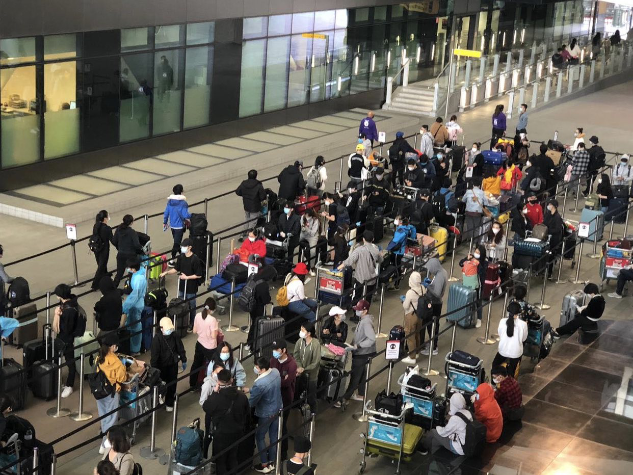 Gần 340 người Việt từ Anh về nước tại sân bay Tân Sơn Nhất - Ảnh 2.