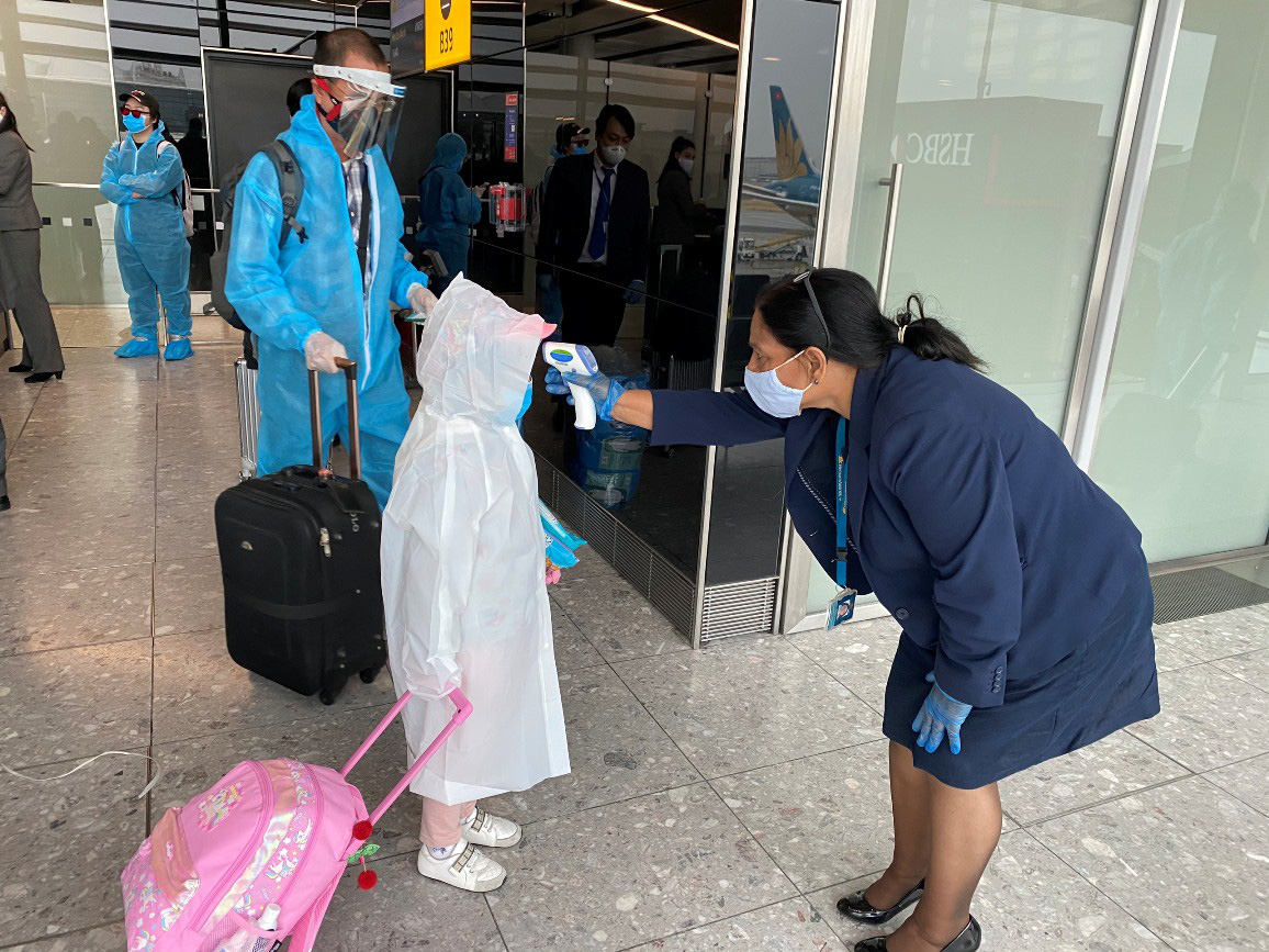 Gần 340 người Việt từ Anh về nước tại sân bay Tân Sơn Nhất - Ảnh 8.