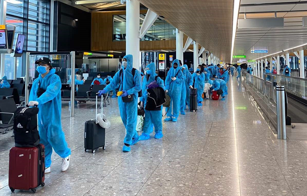Gần 340 người Việt từ Anh về nước tại sân bay Tân Sơn Nhất - Ảnh 9.