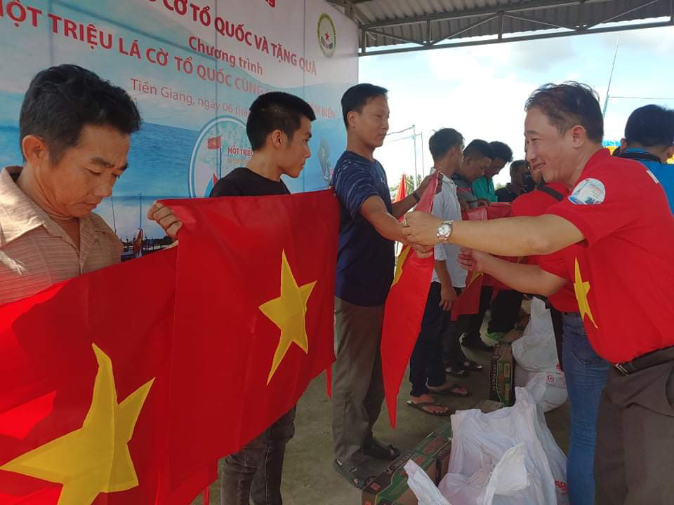 Trao 2.000 lá cờ Tổ quốc và quà cho ngư dân Tiền Giang - Ảnh 12.
