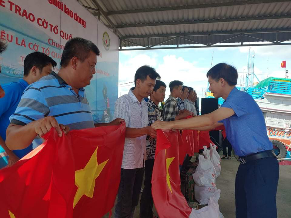Trao 2.000 lá cờ Tổ quốc và quà cho ngư dân Tiền Giang - Ảnh 13.