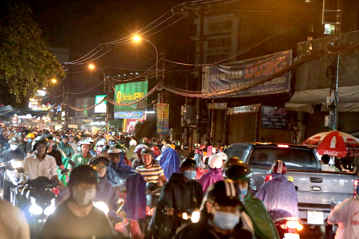 TP HCM: Hàng ngàn người bì bõm trong đêm sau mưa lớn - Ảnh 4.