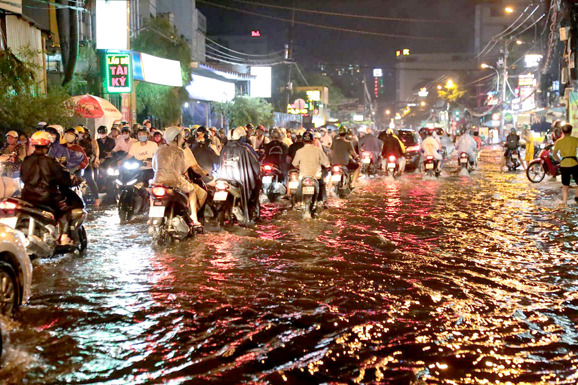 TP HCM: Hàng ngàn người bì bõm trong đêm sau mưa lớn - Ảnh 1.