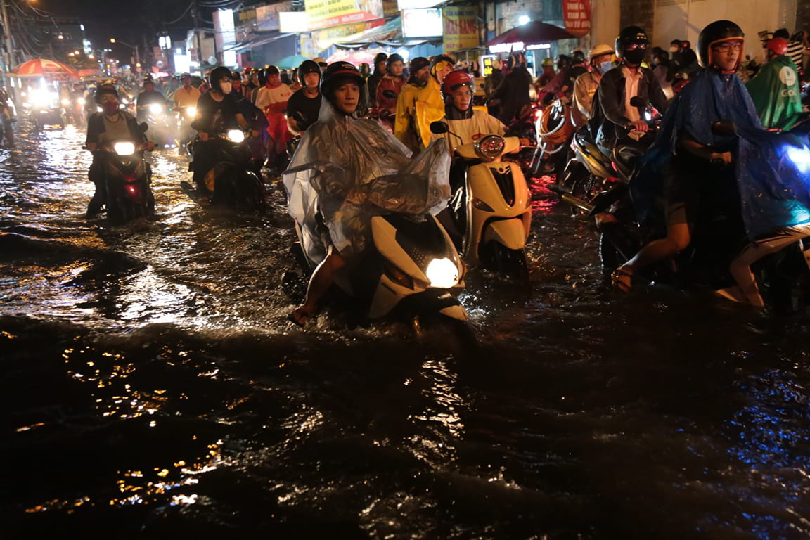 TP HCM: Hàng ngàn người bì bõm trong đêm sau mưa lớn - Ảnh 2.