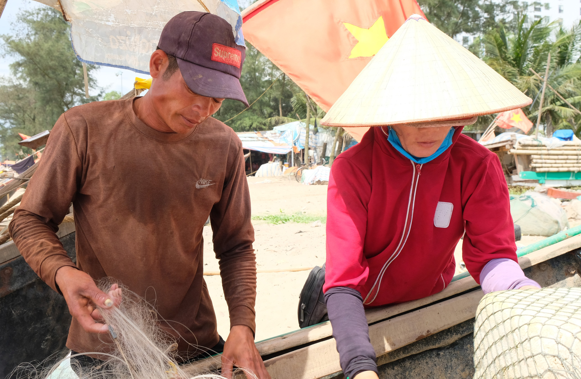 Ngư dân Thanh Hóa phơi mình mưu sinh trong tiết trời nắng nóng như đổ lửa - Ảnh 2.