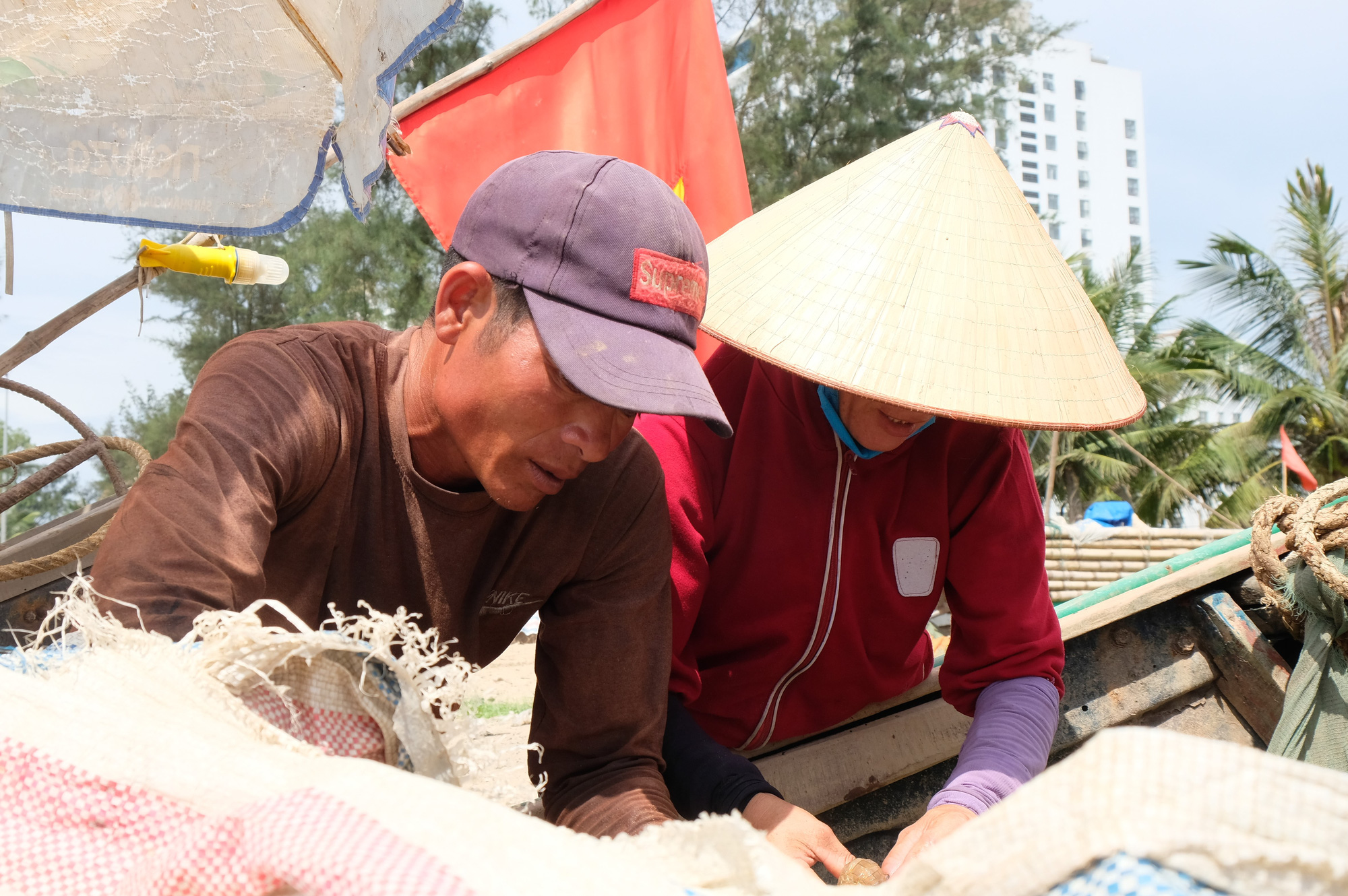 Ngư dân Thanh Hóa phơi mình mưu sinh trong tiết trời nắng nóng như đổ lửa - Ảnh 3.