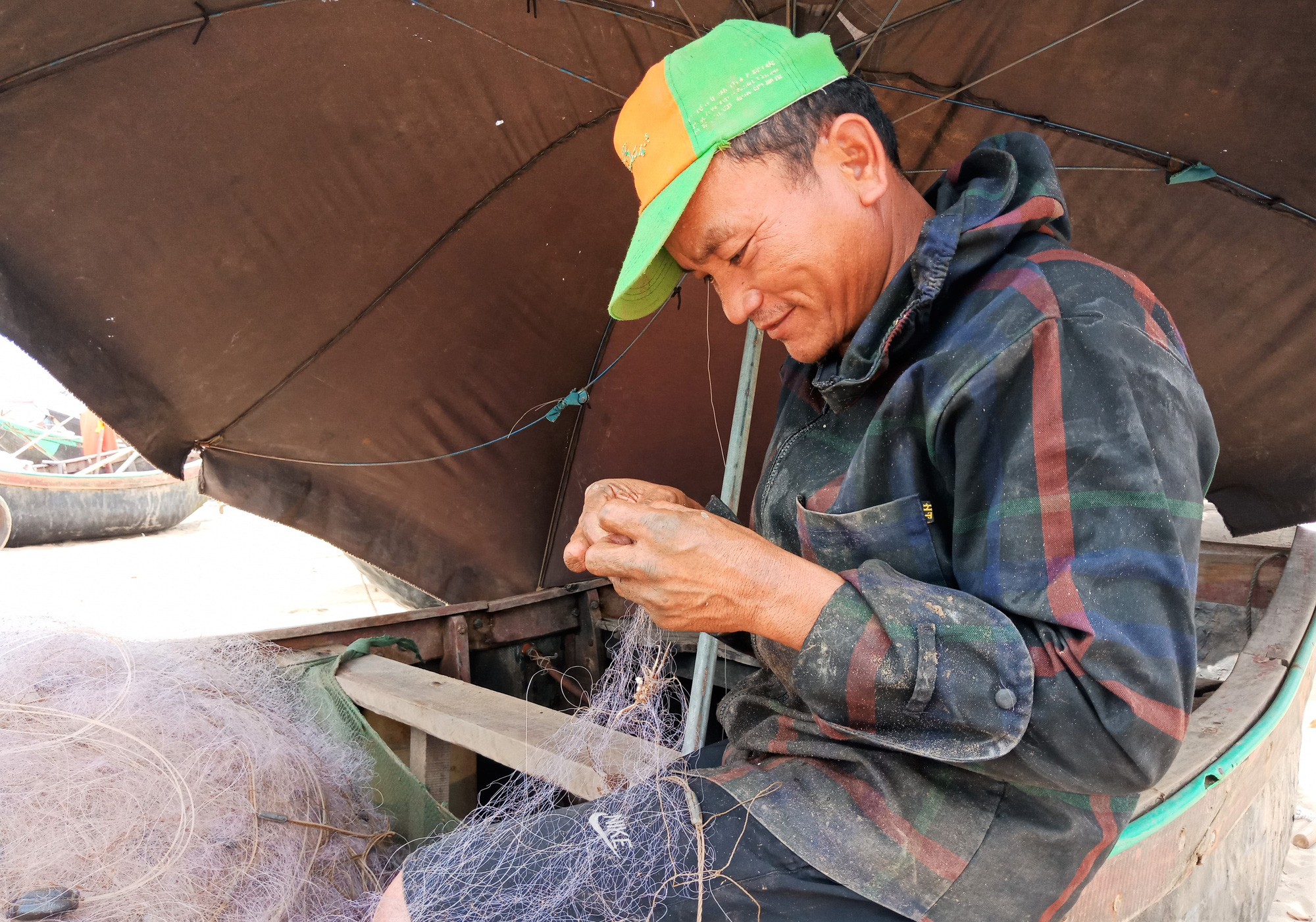 Ngư dân Thanh Hóa phơi mình mưu sinh trong tiết trời nắng nóng như đổ lửa - Ảnh 8.