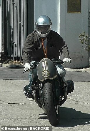 Brad Pitt “ngầu” với mô-tô, bí mật rời nhà vợ cũ Angelina Jolie - Ảnh 3.