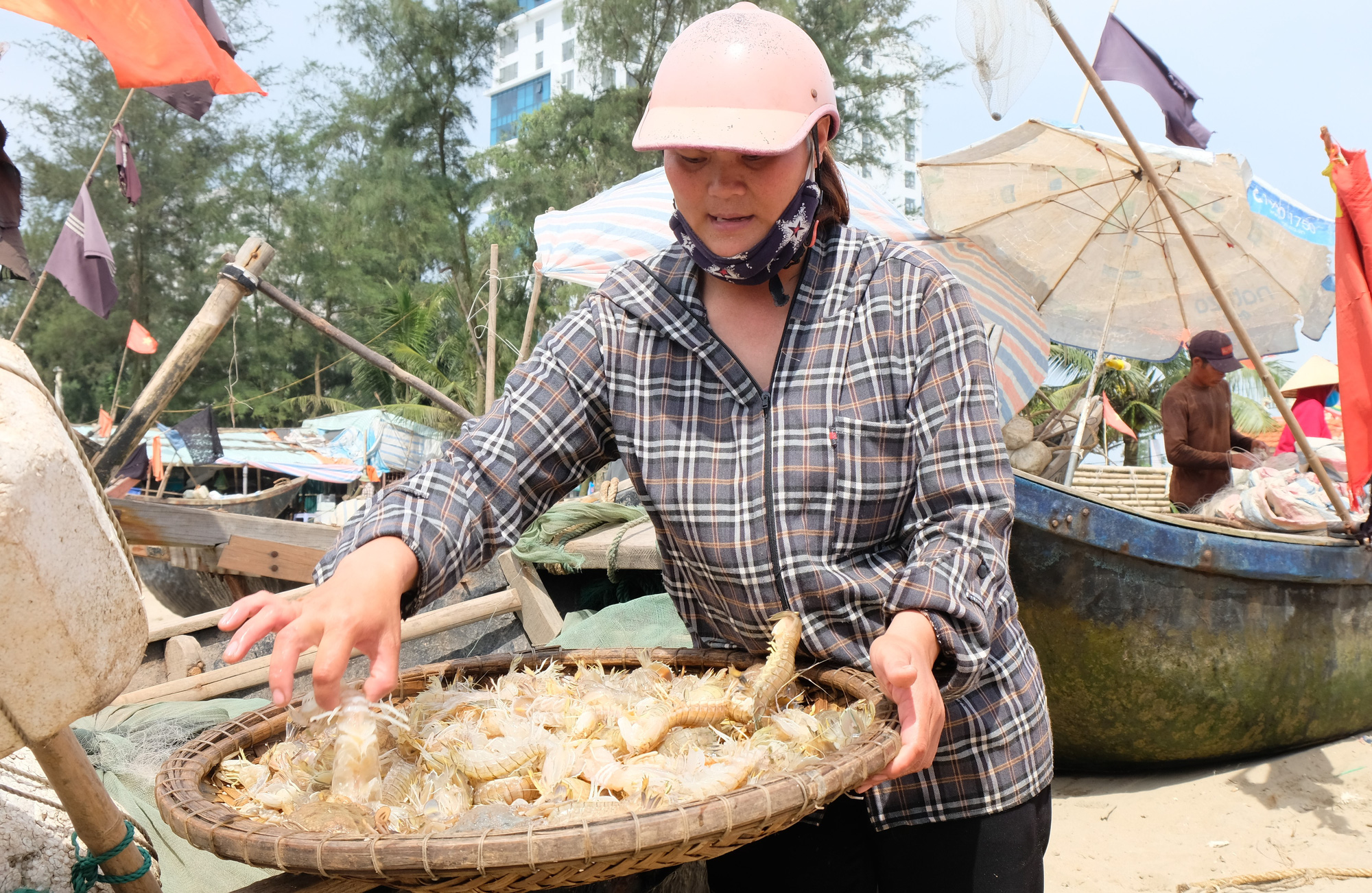 Ngư dân Thanh Hóa phơi mình mưu sinh trong tiết trời nắng nóng như đổ lửa - Ảnh 11.