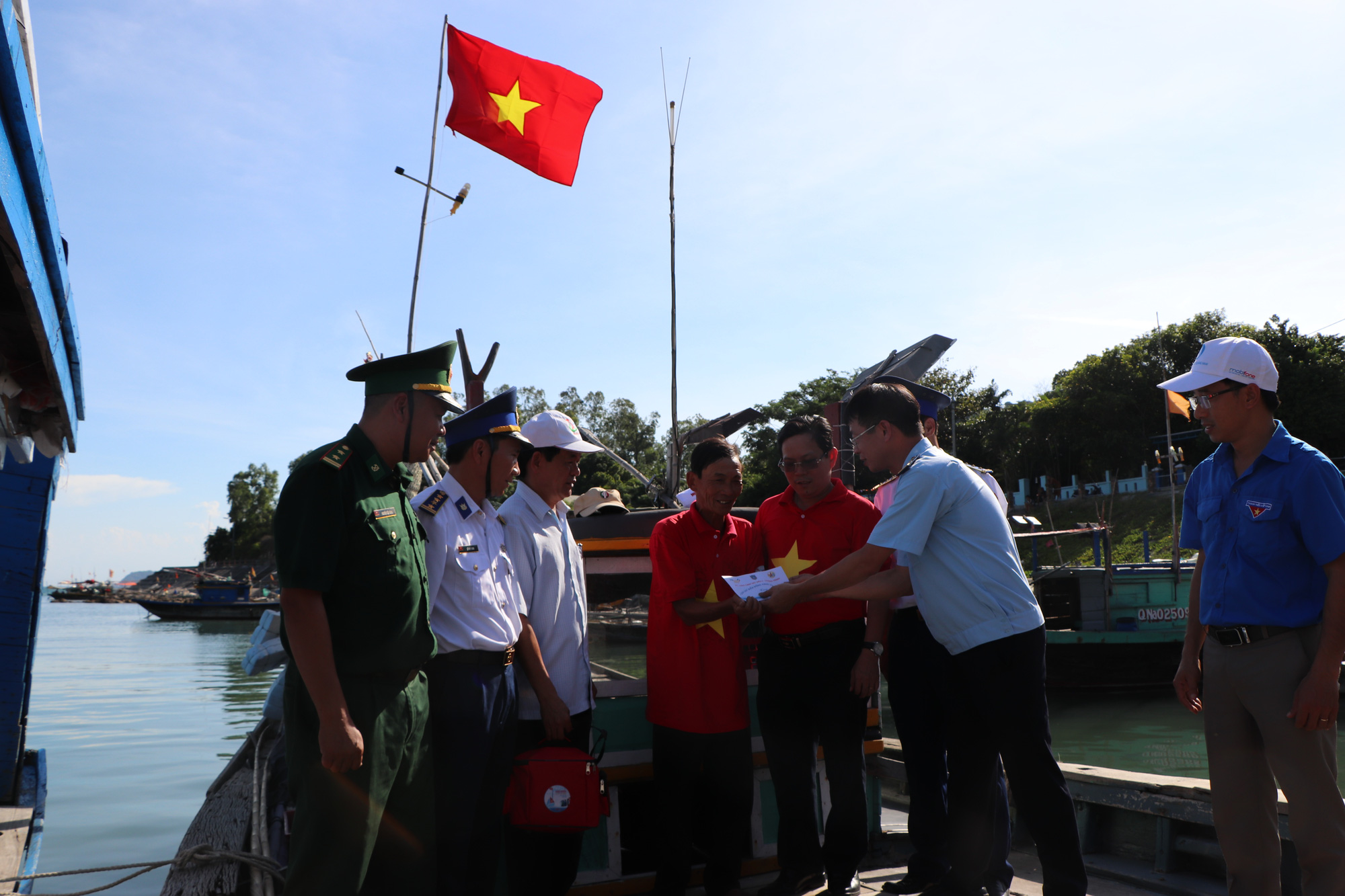 Xúc động hình ảnh ngư dân Cù Lao Chàm thay cờ Tổ quốc trên tàu cá - Ảnh 12.