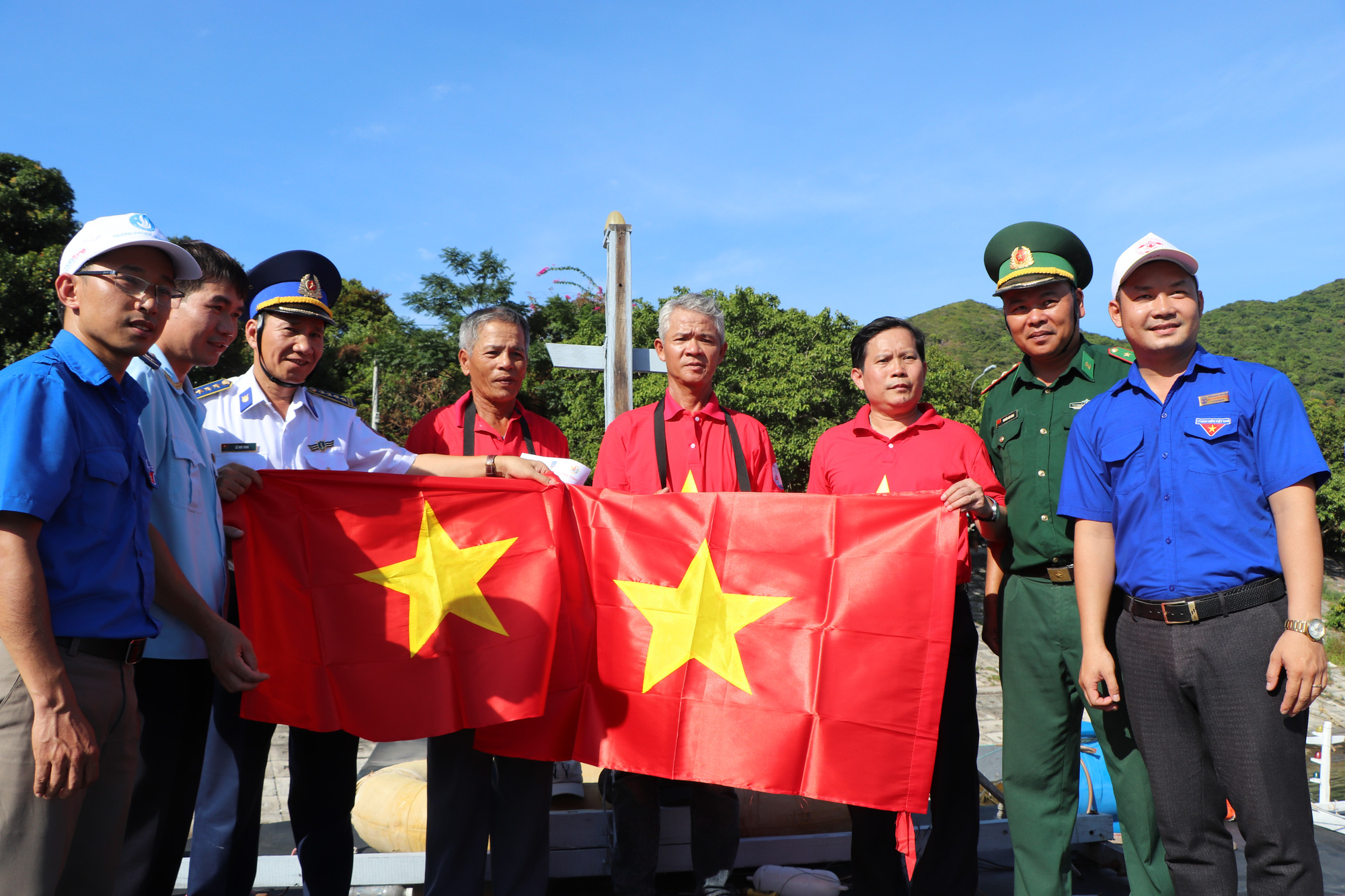 Xúc động hình ảnh ngư dân Cù Lao Chàm thay cờ Tổ quốc trên tàu cá - Ảnh 2.