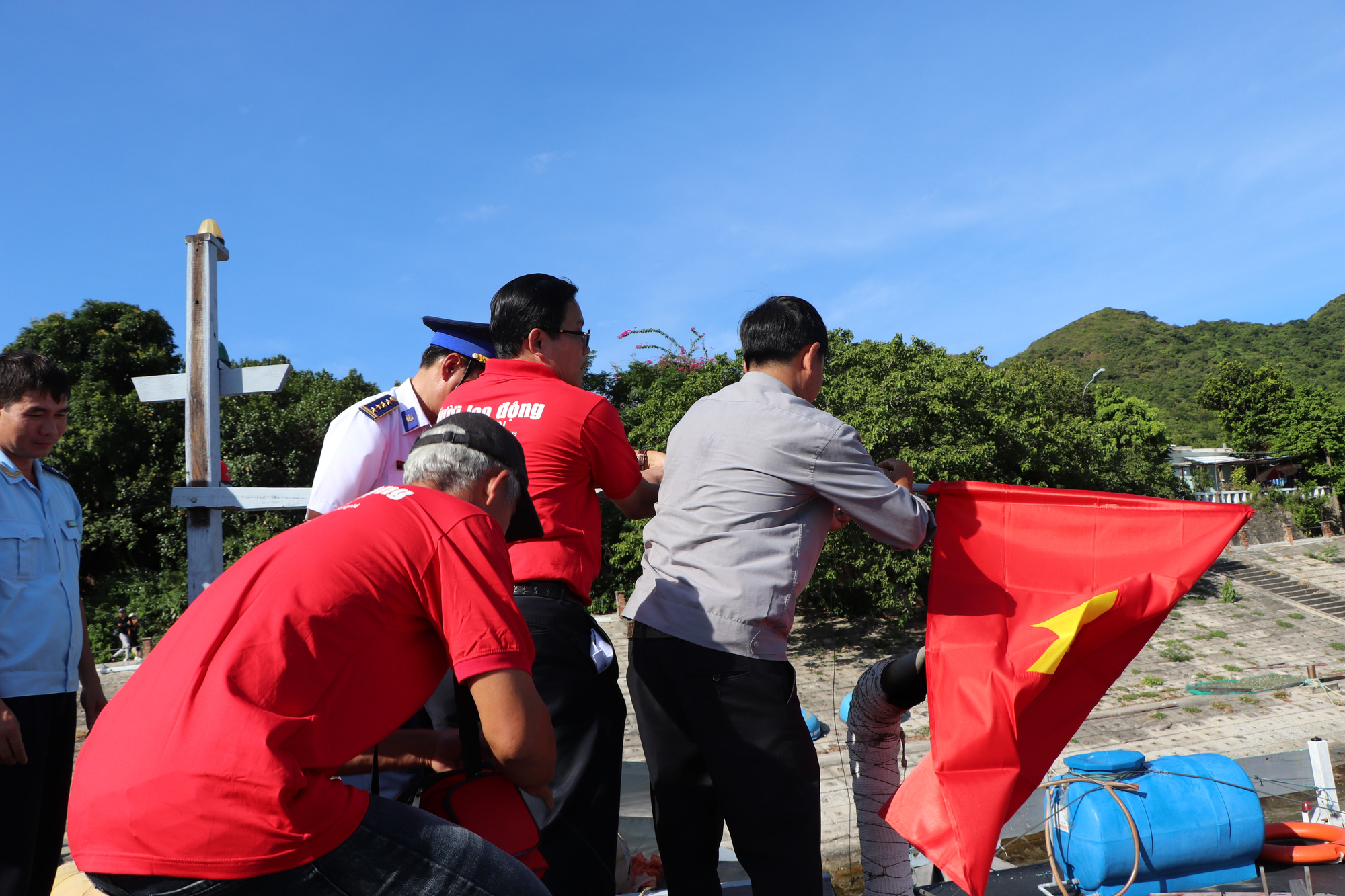 Xúc động hình ảnh ngư dân Cù Lao Chàm thay cờ Tổ quốc trên tàu cá - Ảnh 4.