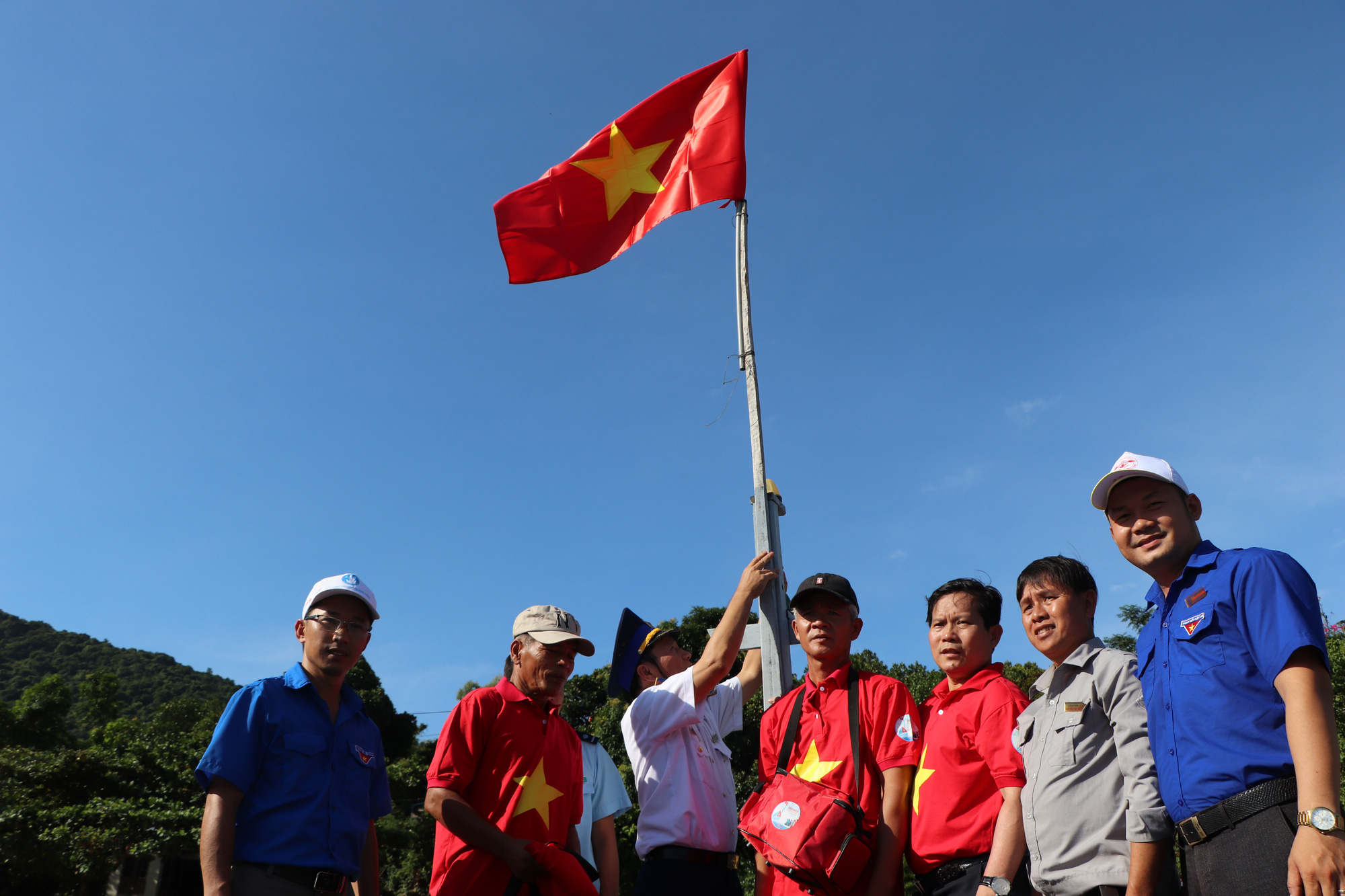 Xúc động hình ảnh ngư dân Cù Lao Chàm thay cờ Tổ quốc trên tàu cá - Ảnh 6.