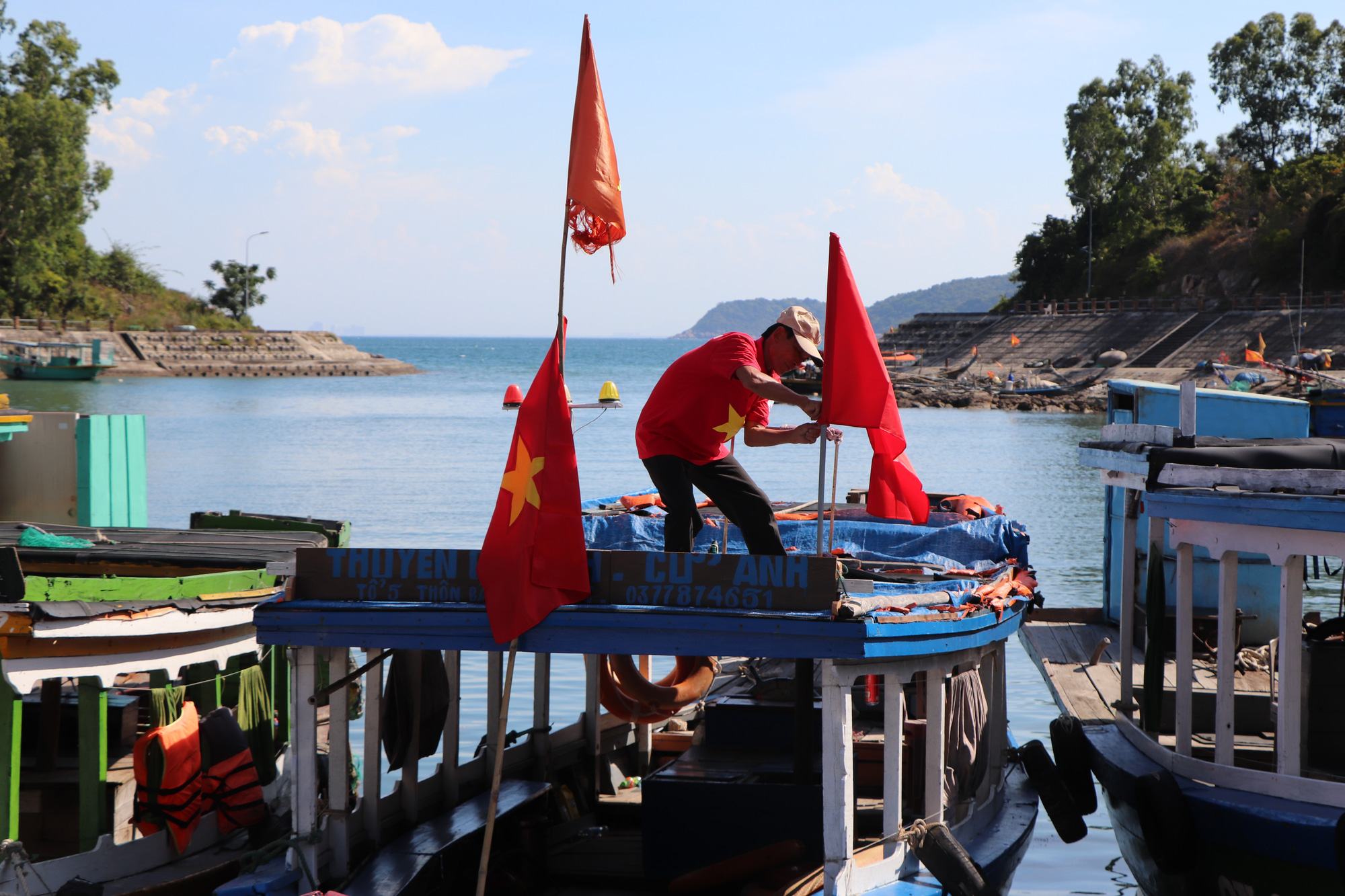 Xúc động hình ảnh ngư dân Cù Lao Chàm thay cờ Tổ quốc trên tàu cá - Ảnh 14.