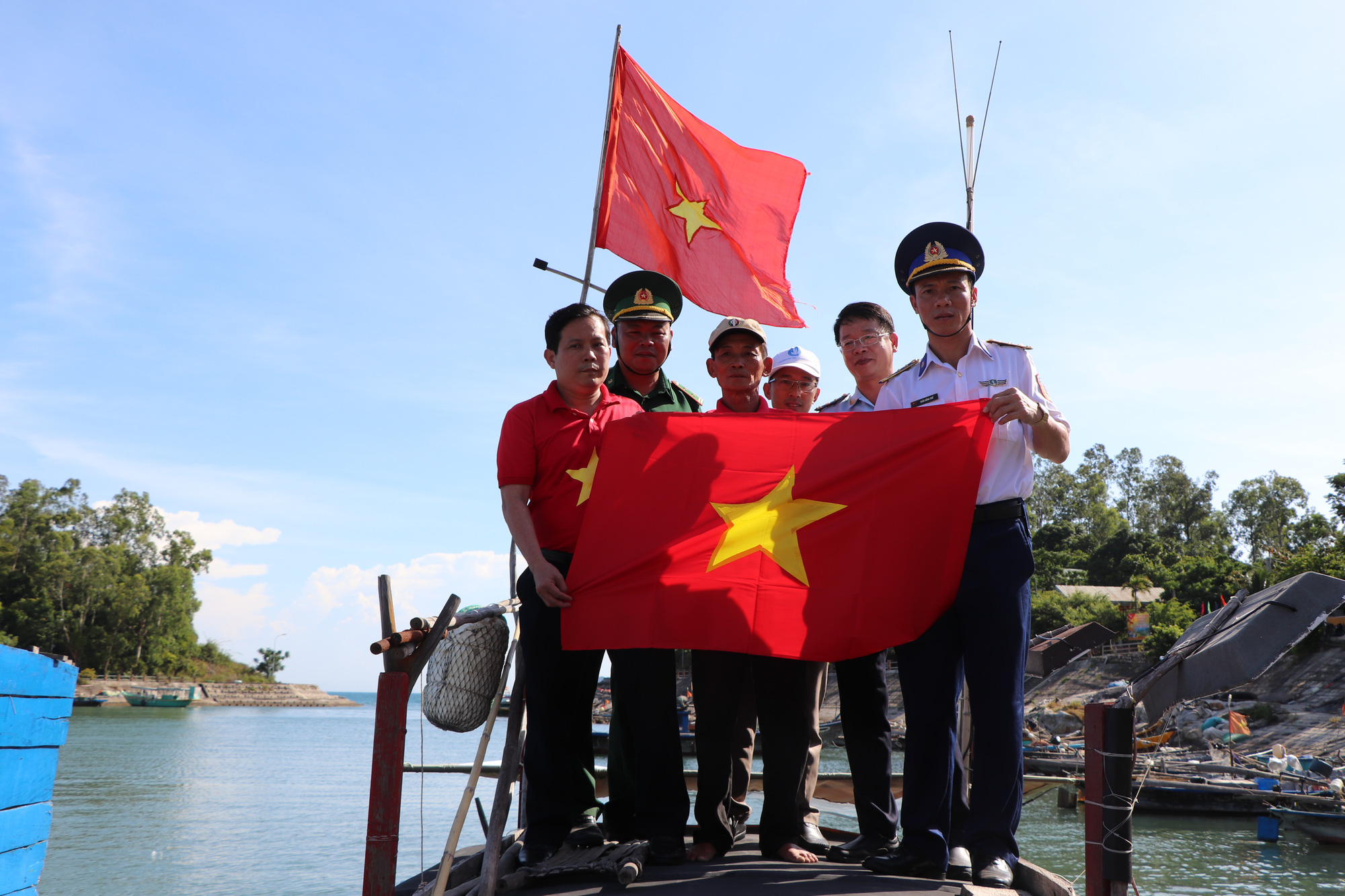 Xúc động hình ảnh ngư dân Cù Lao Chàm thay cờ Tổ quốc trên tàu cá - Ảnh 7.