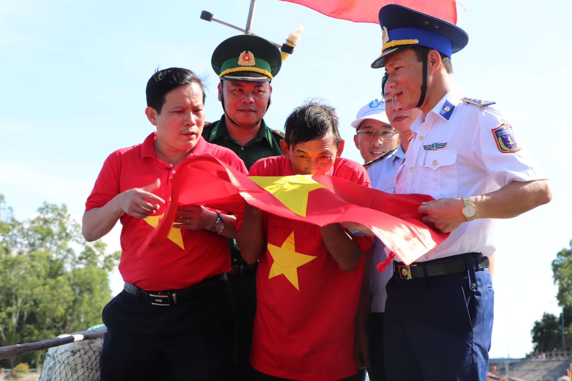 Xúc động hình ảnh ngư dân Cù Lao Chàm thay cờ Tổ quốc trên tàu cá - Ảnh 8.