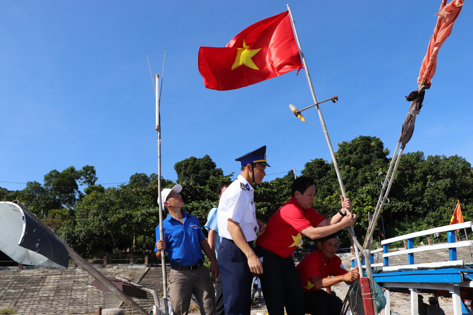 Xúc động hình ảnh ngư dân Cù Lao Chàm thay cờ Tổ quốc trên tàu cá - Ảnh 9.