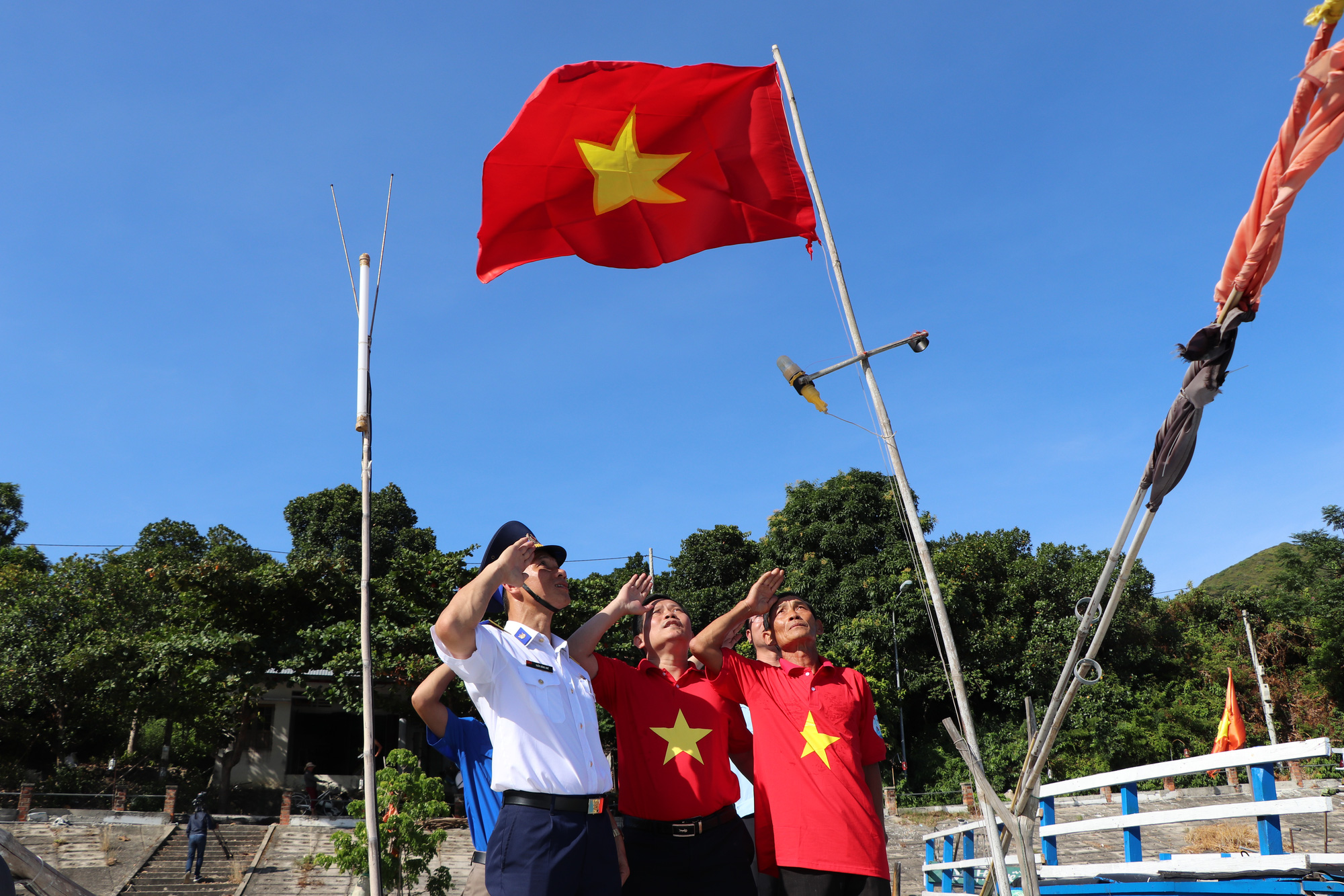 Xúc động hình ảnh ngư dân Cù Lao Chàm thay cờ Tổ quốc trên tàu cá - Ảnh 11.