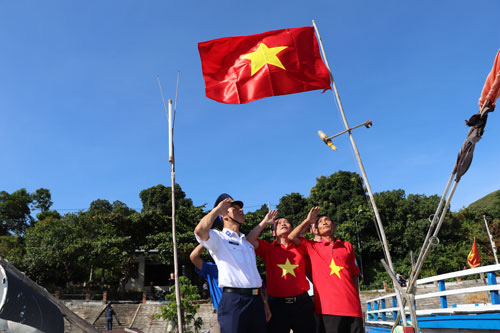 MỘT TRIỆU LÁ CỜ TỔ QUỐC CÙNG NGƯ DÂN BÁM BIỂN: Kết nối triệu tấm lòng - Ảnh 2.