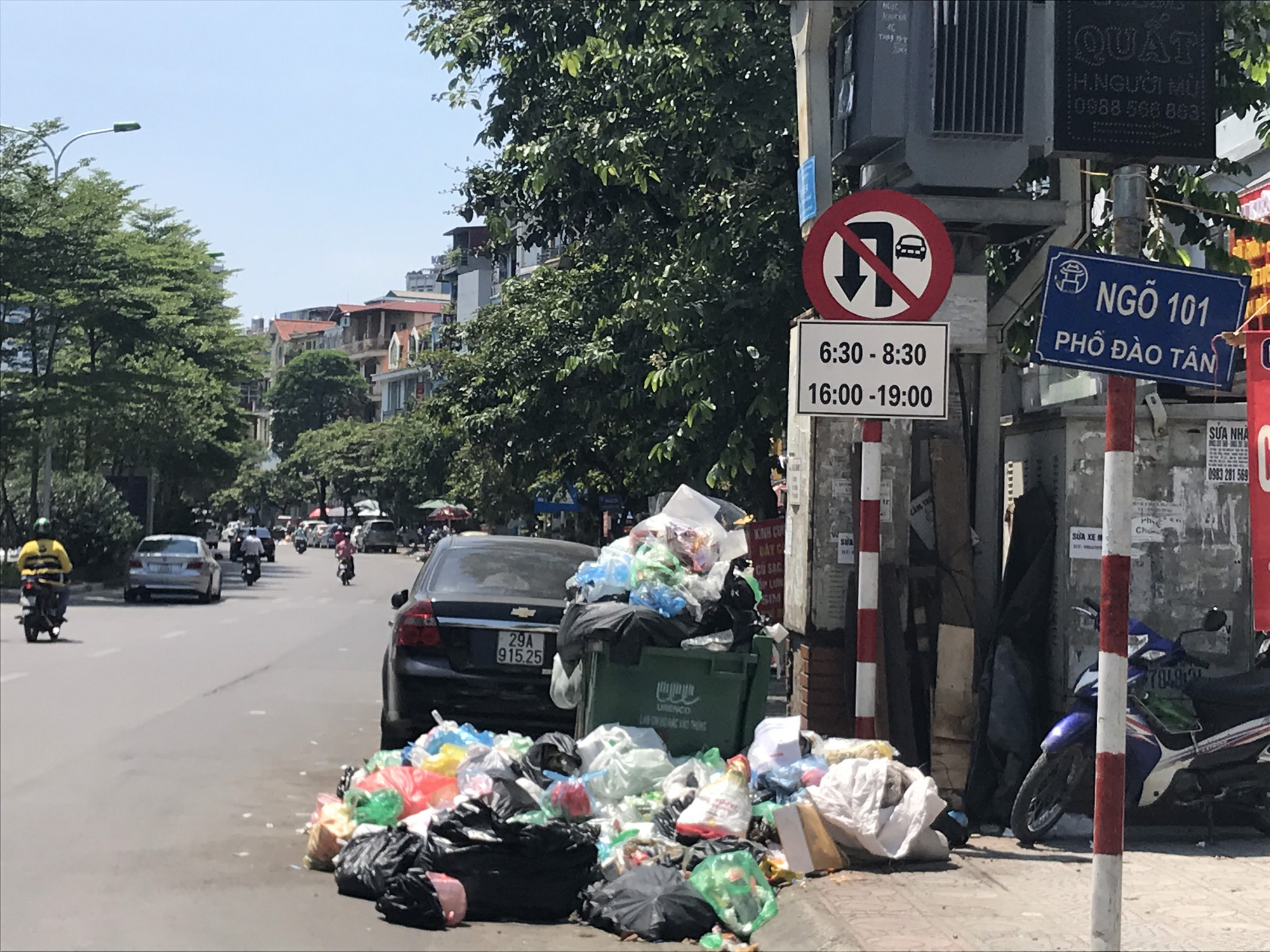 Nội đô ngập rác vì dân lại chặn xe vào bãi rác lớn nhất Hà Nội - Ảnh 8.