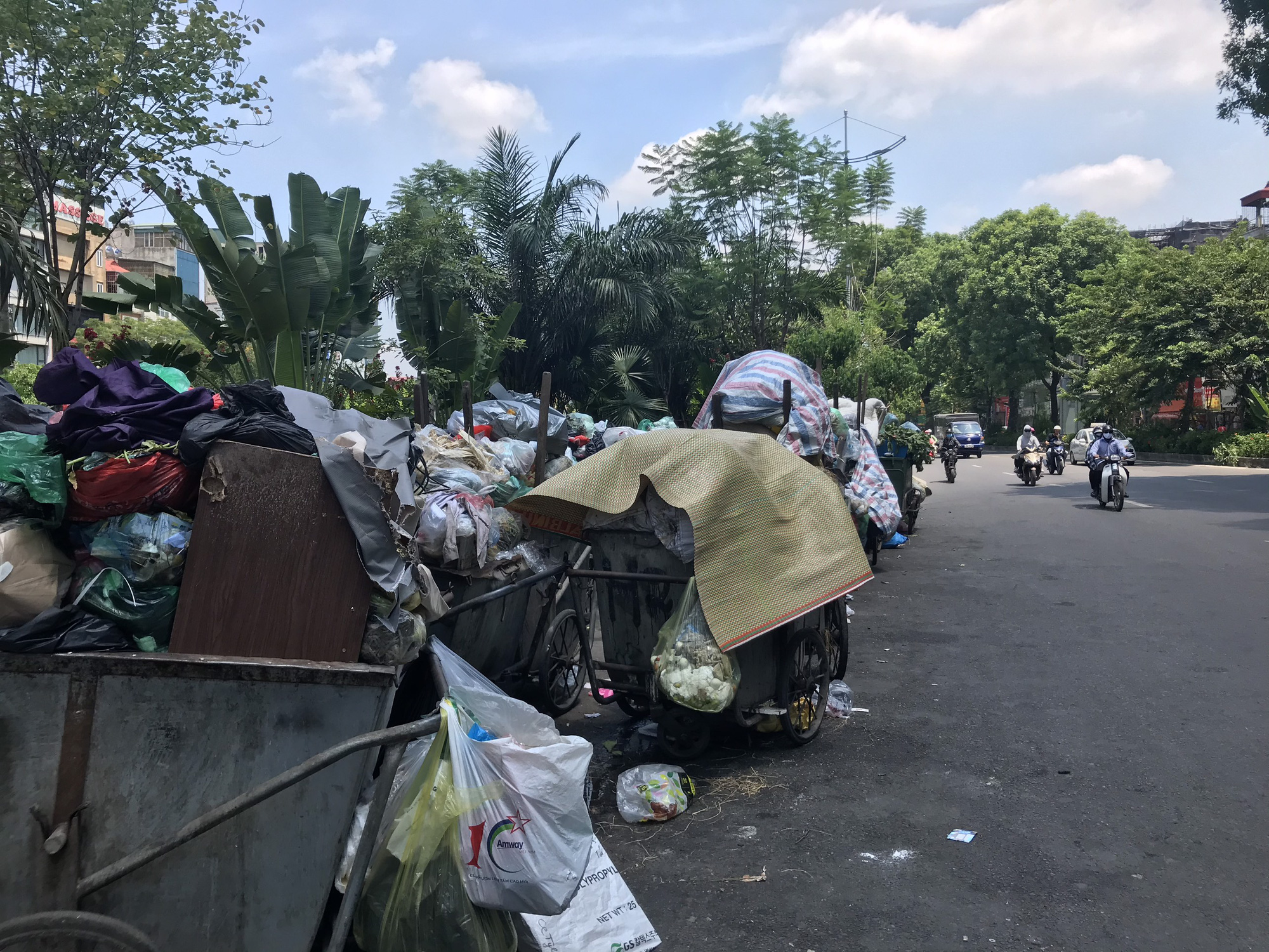 Nội đô ngập rác vì dân lại chặn xe vào bãi rác lớn nhất Hà Nội - Ảnh 6.
