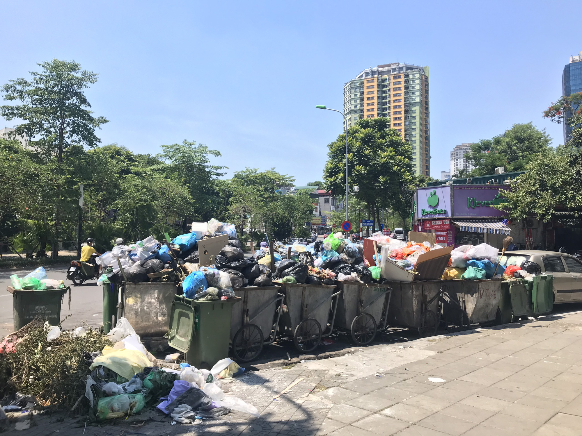 Nội đô ngập rác vì dân lại chặn xe vào bãi rác lớn nhất Hà Nội - Ảnh 4.