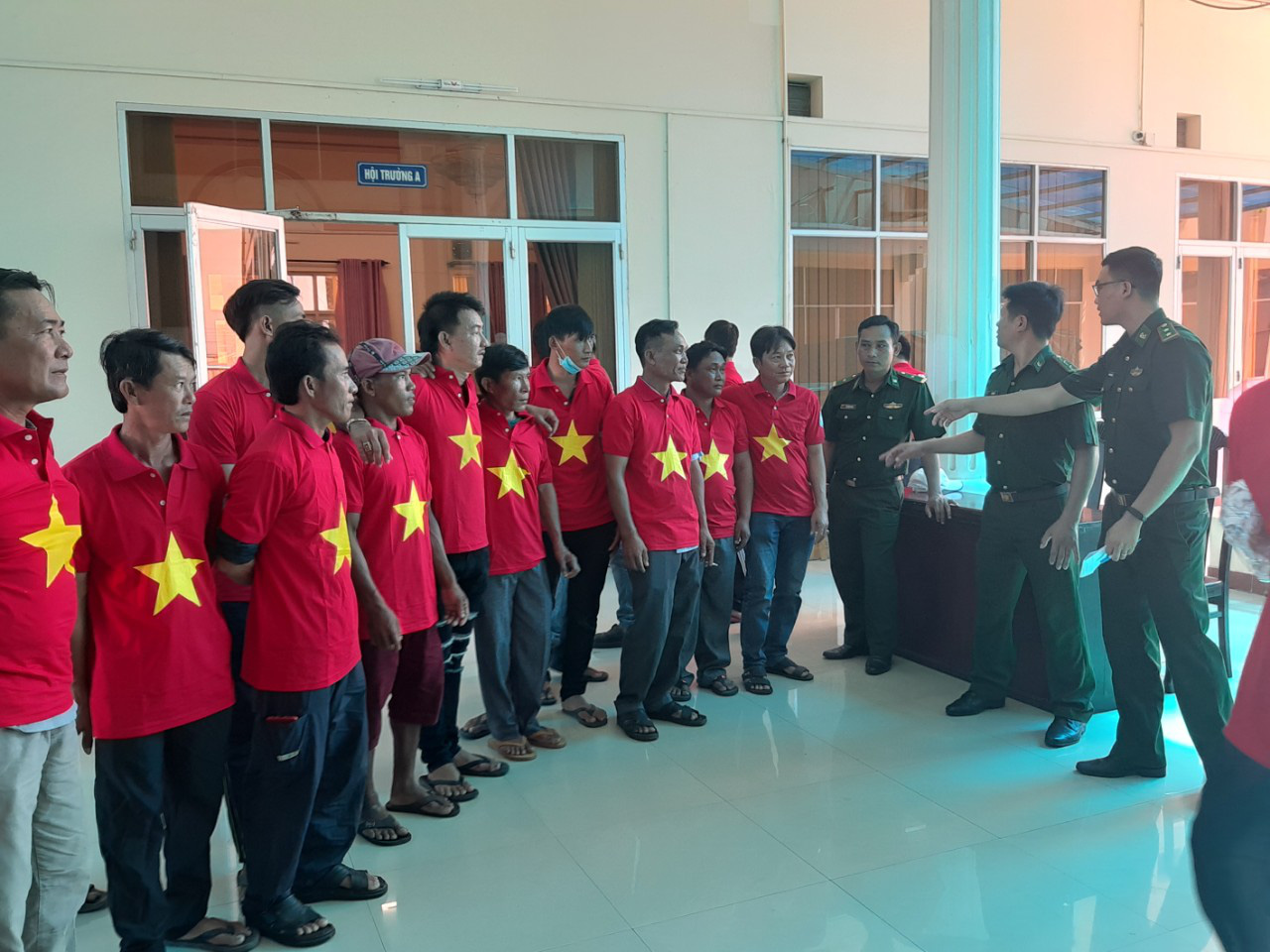 Tiếp tục trao 1.000 lá cờ Tổ quốc cho ngư dân Phú Quốc - Ảnh 5.