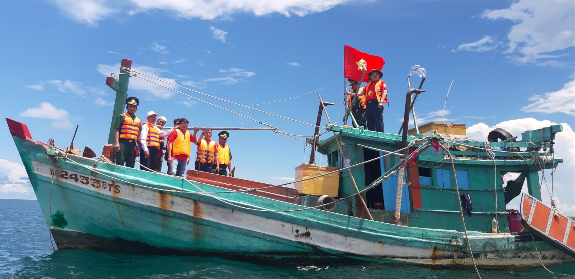 Trao cờ Tổ quốc cho ngư dân giữa trùng khơi ở Phú Quốc - Ảnh 1.