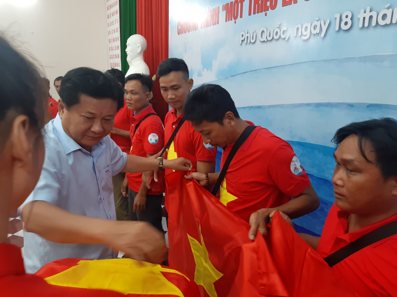 Tiếp tục trao 1.000 lá cờ Tổ quốc cho ngư dân Phú Quốc - Ảnh 7.