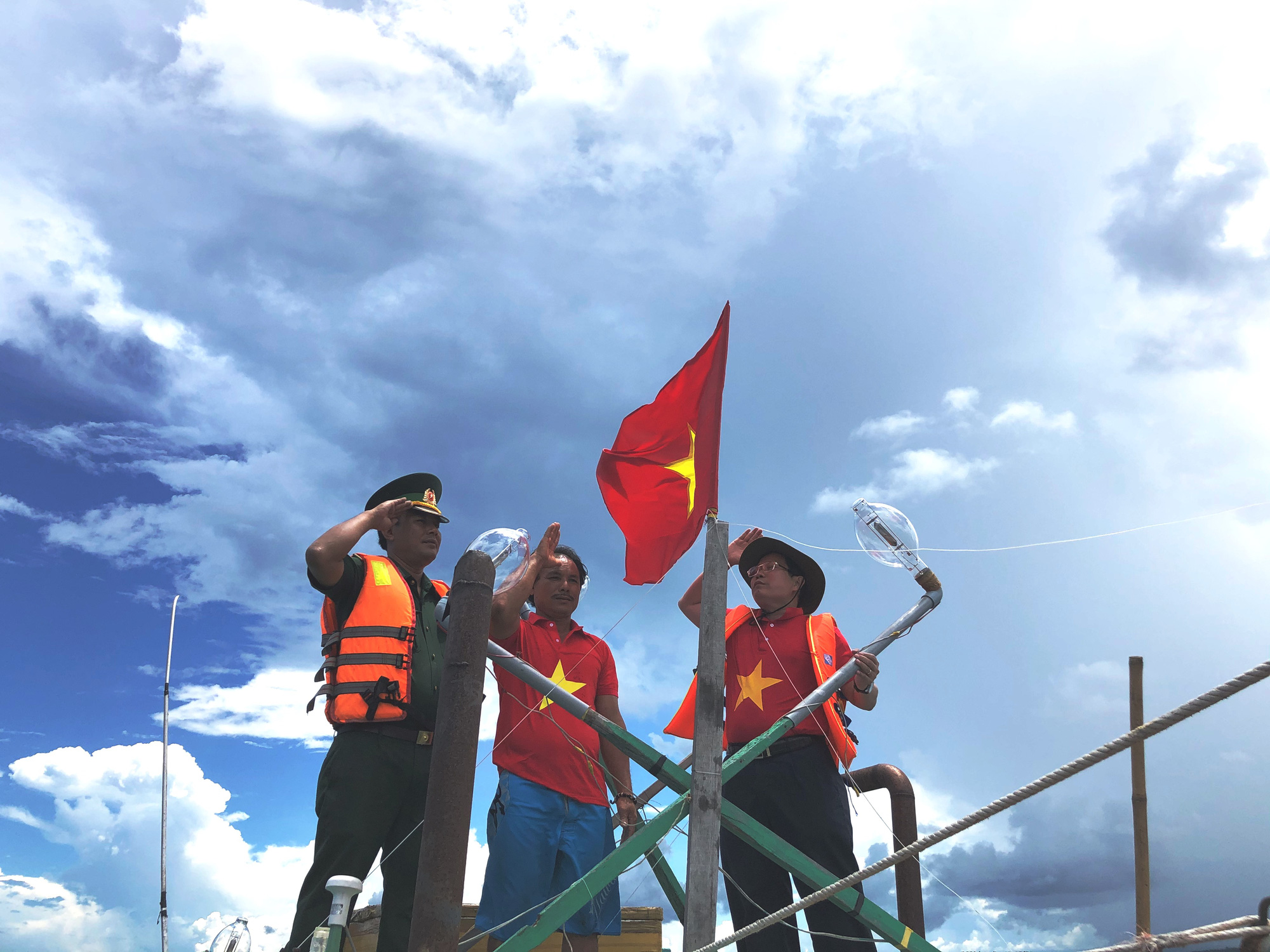 Trao cờ Tổ quốc cho ngư dân giữa trùng khơi ở Phú Quốc - Ảnh 5.