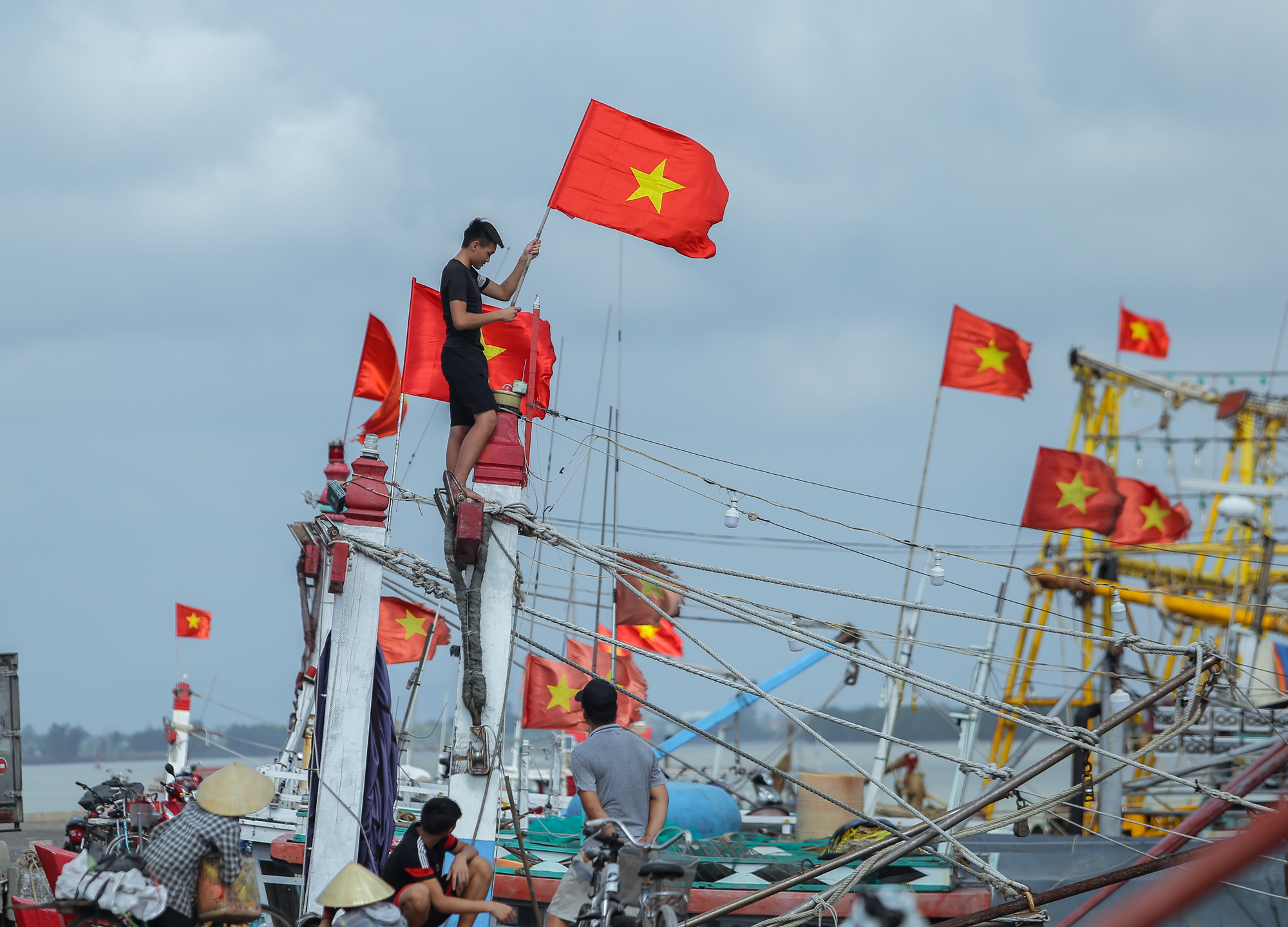 Ngư dân Thanh Hóa xúc động nhận cờ Tổ quốc - Ảnh 17.