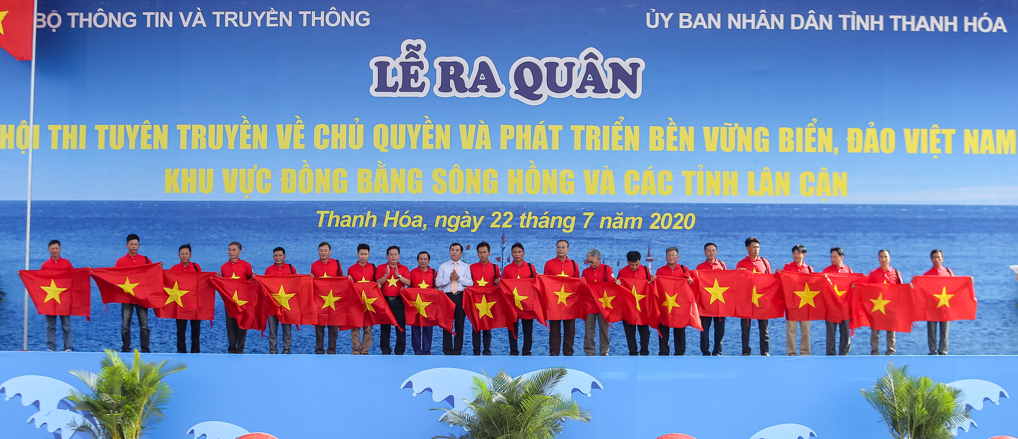 Ngư dân Thanh Hóa xúc động nhận cờ Tổ quốc - Ảnh 1.