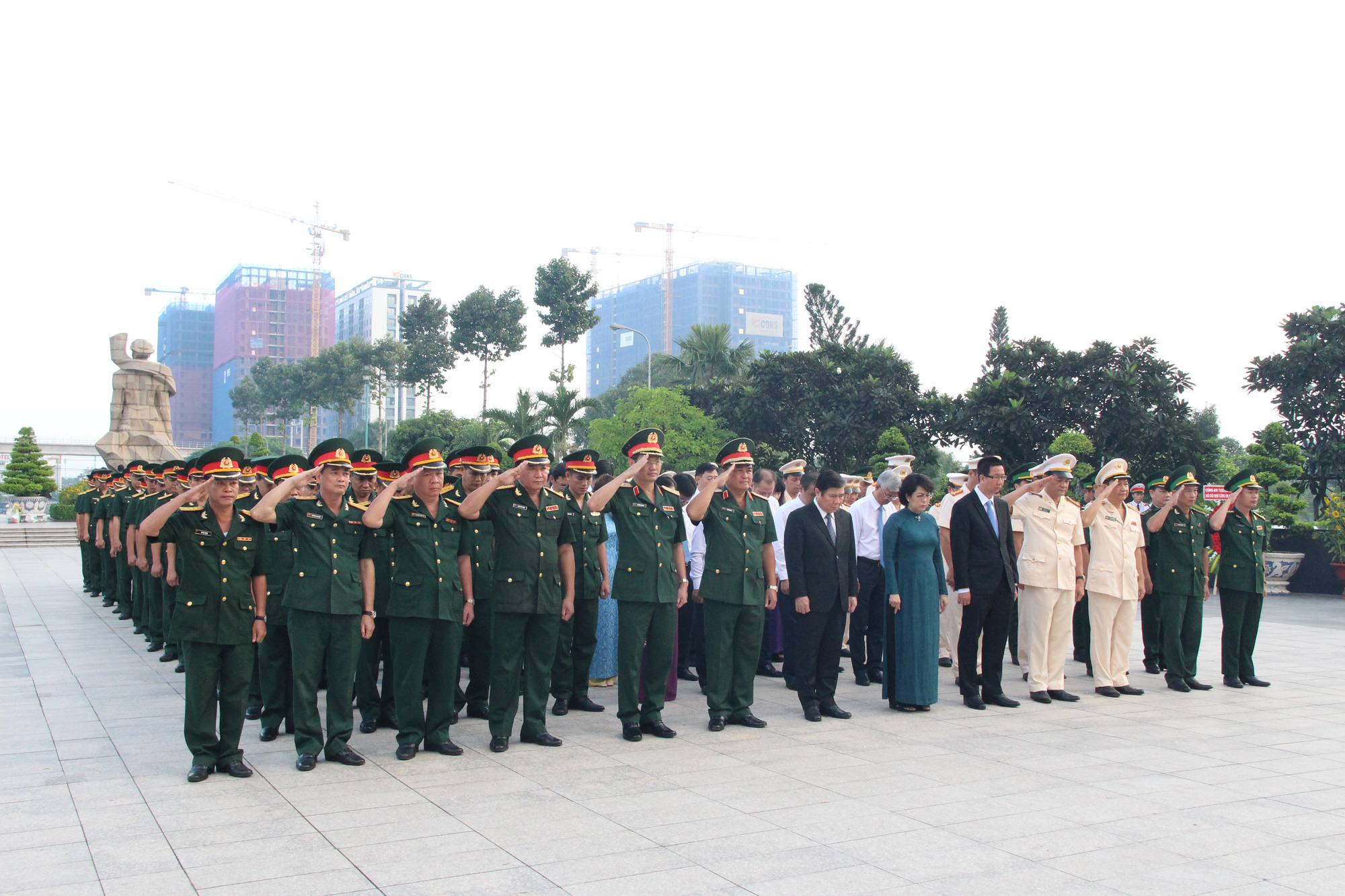 Sáng sớm, lãnh đạo TP HCM, Quân khu 7 dâng hương tưởng niệm các anh hùng liệt sĩ - Ảnh 2.
