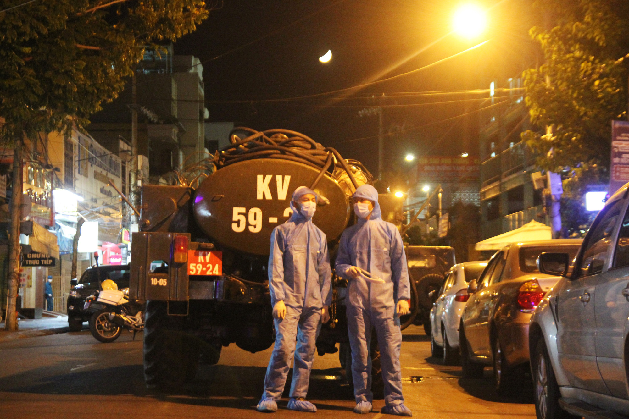Chùm ảnh: Phun thuốc tiêu độc hai bệnh viện tại Đà Nẵng trong đêm - Ảnh 9.
