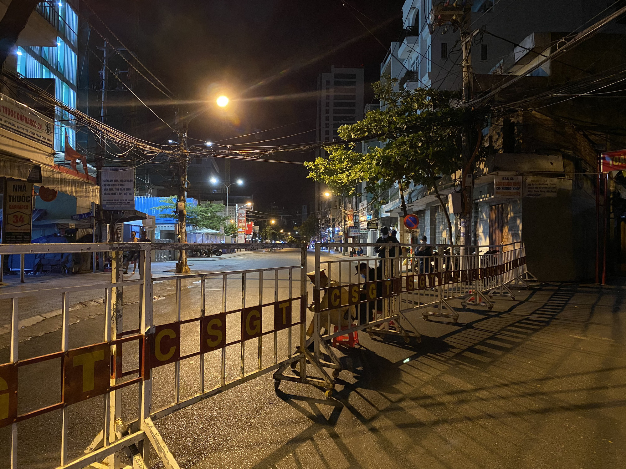 Cận cảnh phong tỏa chốt ra vào 3 bệnh viện lớn ở Đà Nẵng - Ảnh 6.