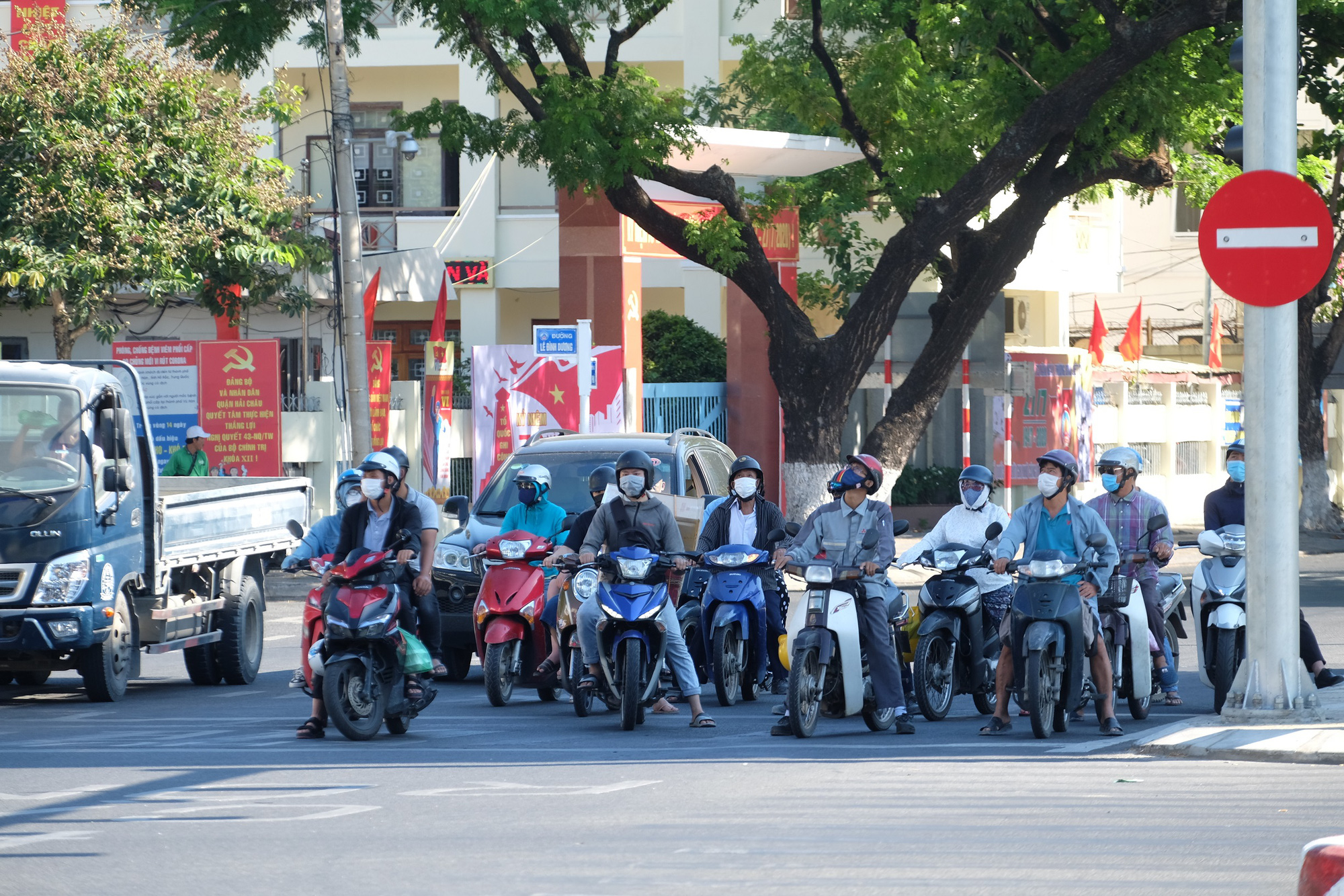 Người chạy thận lao đao trong ngày đầu Bệnh viện Đà Nẵng phong tỏa hoàn toàn - Ảnh 12.