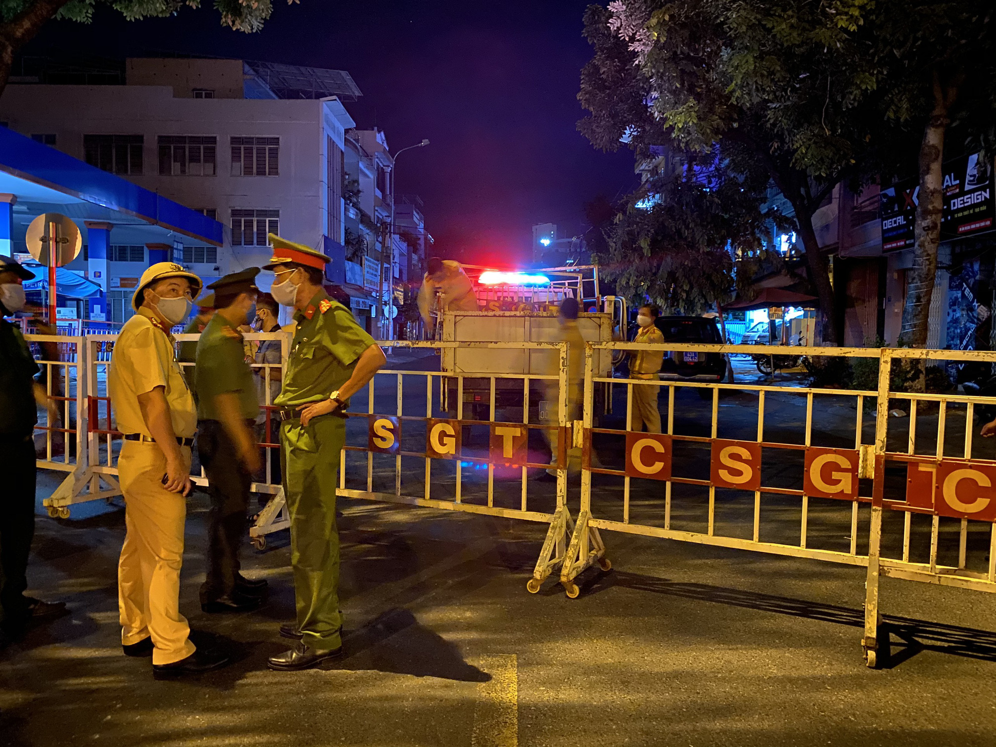 Cận cảnh phong tỏa chốt ra vào 3 bệnh viện lớn ở Đà Nẵng - Ảnh 4.