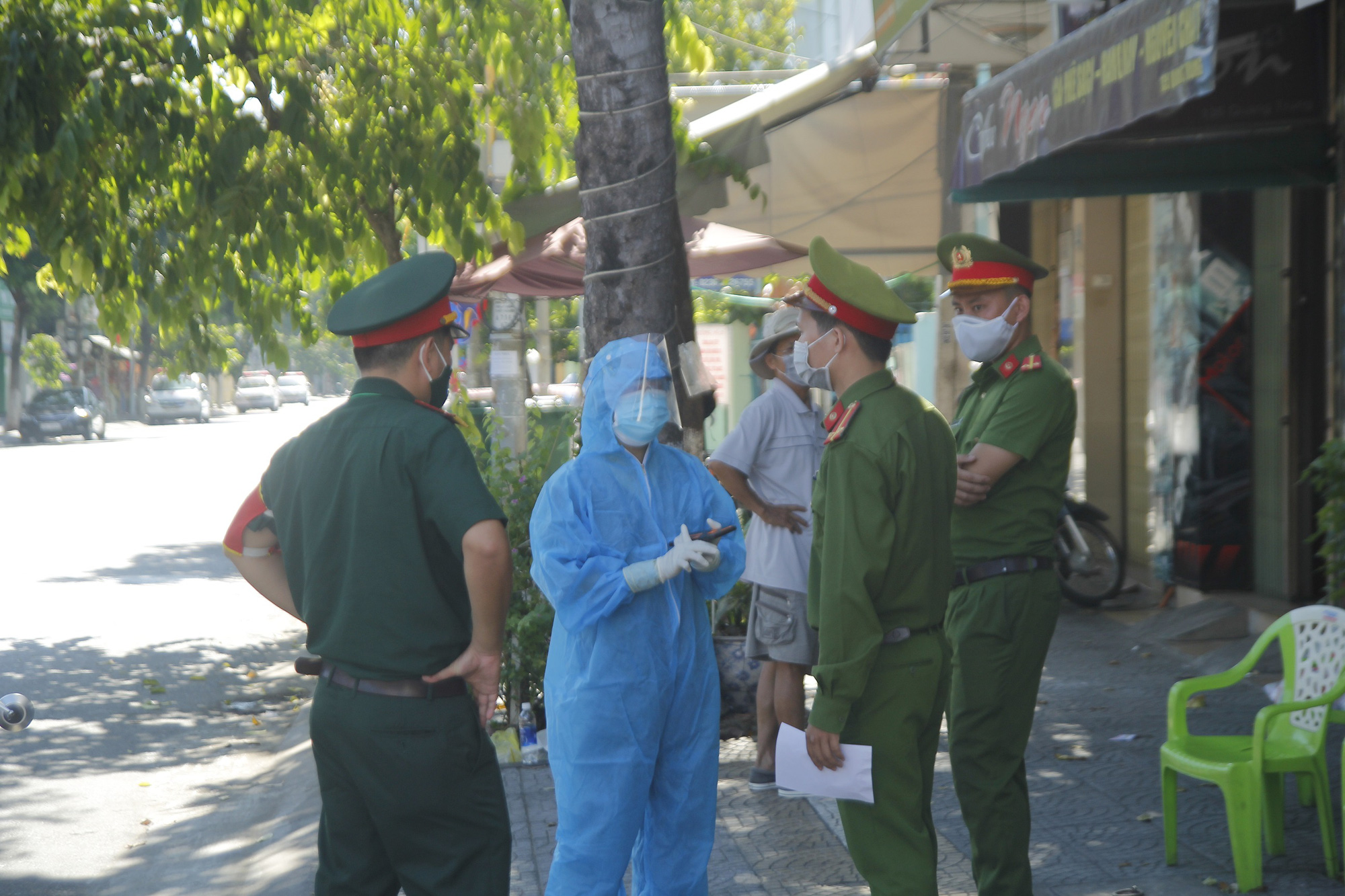 Người chạy thận lao đao trong ngày đầu Bệnh viện Đà Nẵng phong tỏa hoàn toàn - Ảnh 6.