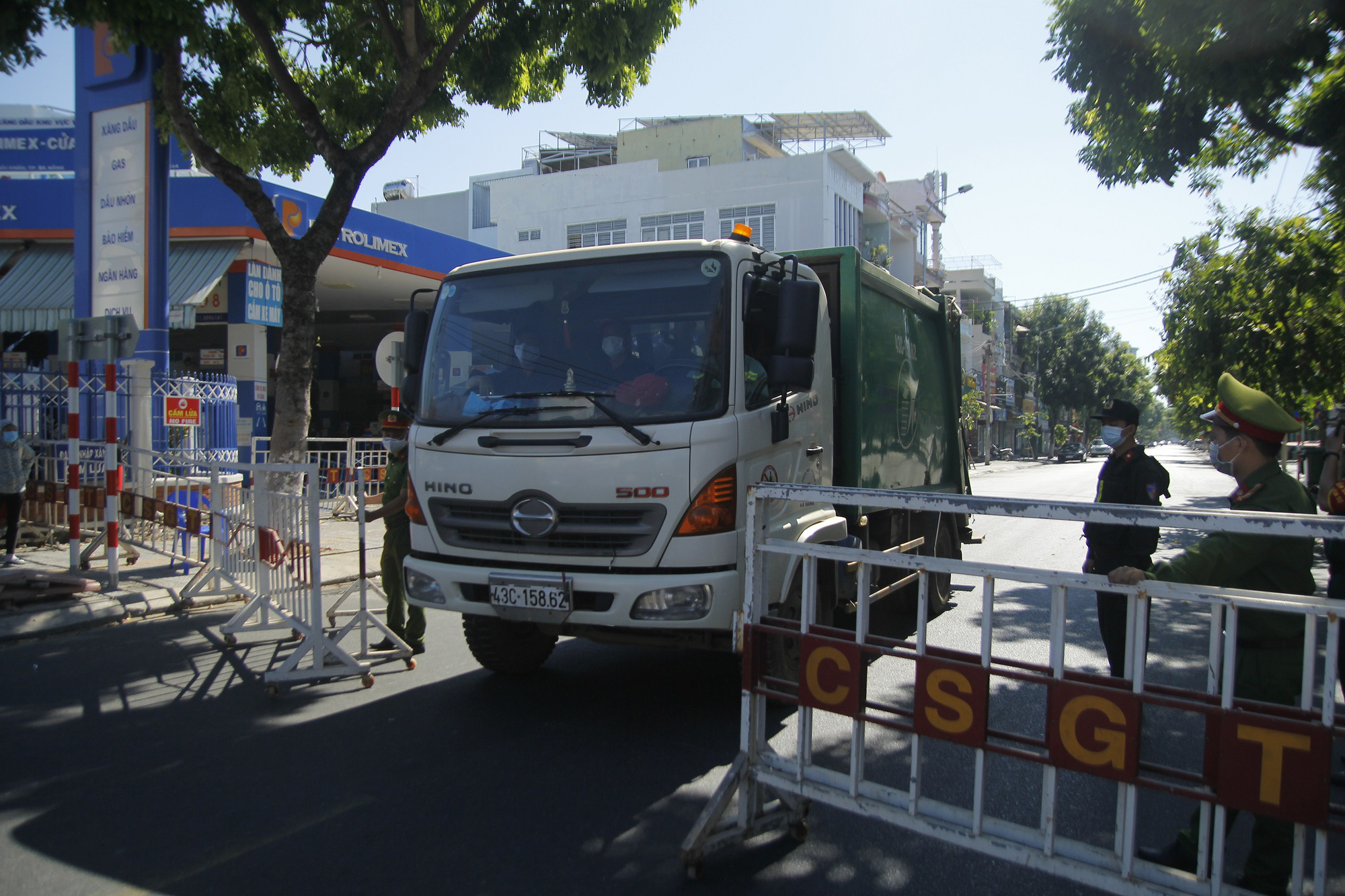 Người chạy thận lao đao trong ngày đầu Bệnh viện Đà Nẵng phong tỏa hoàn toàn - Ảnh 7.