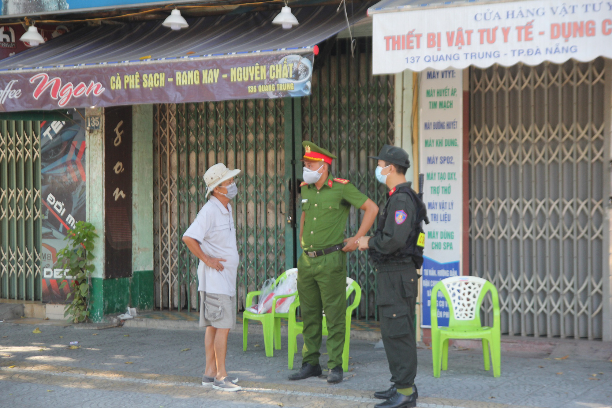 Người chạy thận lao đao trong ngày đầu Bệnh viện Đà Nẵng phong tỏa hoàn toàn - Ảnh 8.