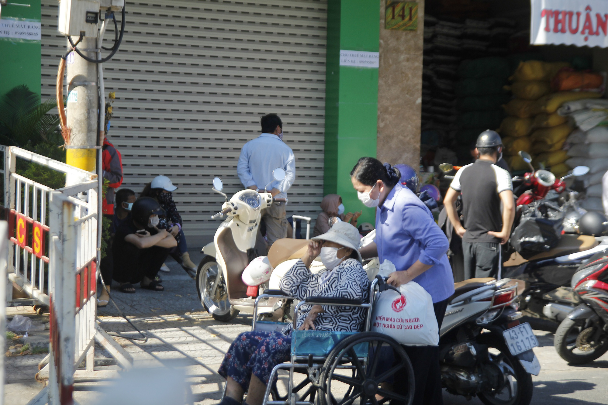 Người chạy thận lao đao trong ngày đầu Bệnh viện Đà Nẵng phong tỏa hoàn toàn - Ảnh 1.